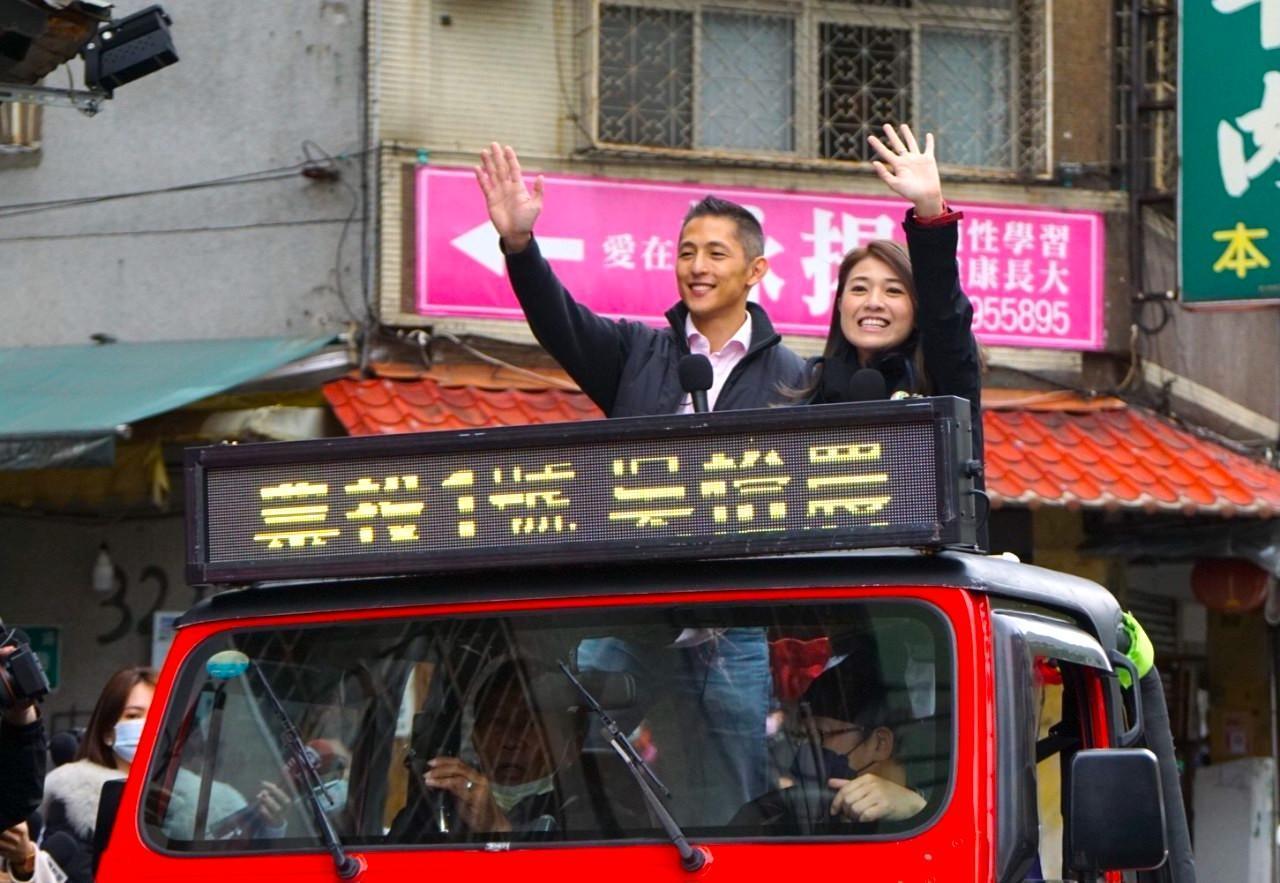 吳怡農今與議員顏若芳合體掃街,對於國民黨酸他的選舉公報政見是太空作文,吳怡農認為這是典型的噴口水、謾罵。(翻攝自吳怡農臉書)