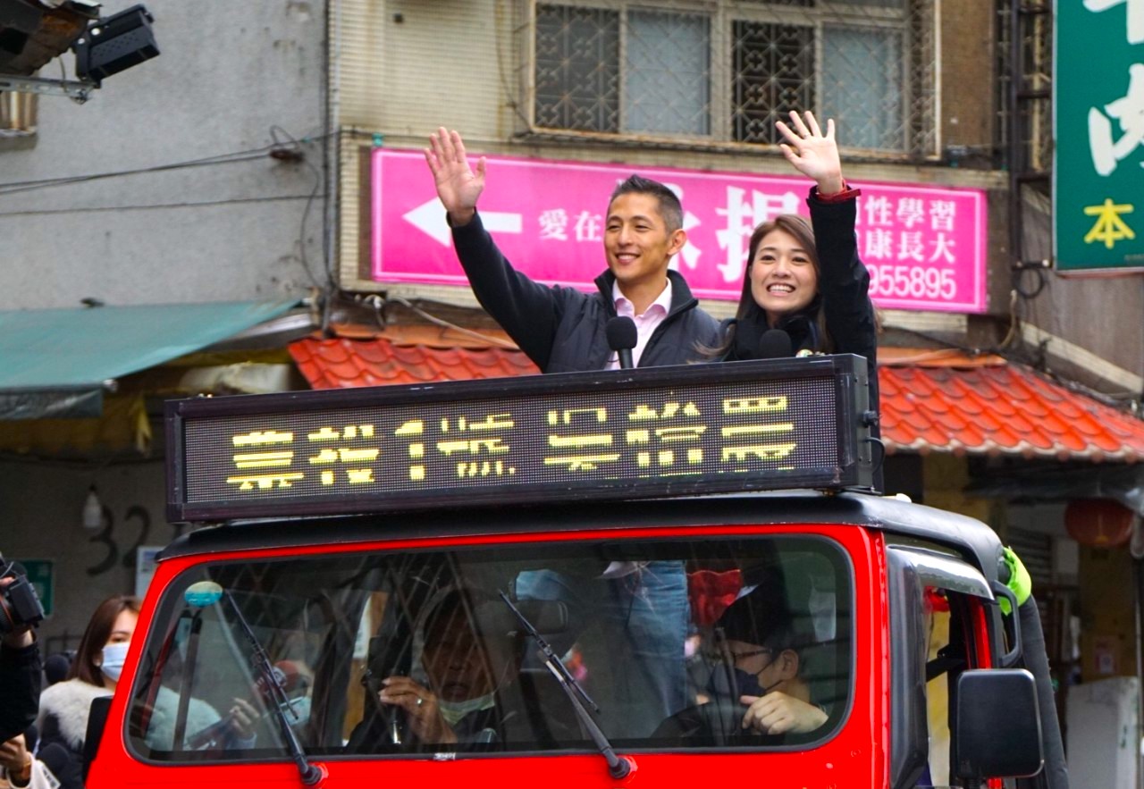 吳怡農今與議員顏若芳合體掃街，對於國民黨酸他的選舉公報政見是太空作文，吳怡農認為這是典型的噴口水、謾罵。（翻攝自吳怡農臉書）