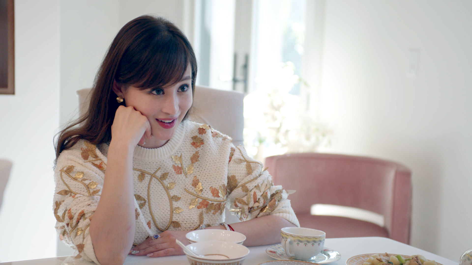 《璀璨帝國》第1季的雪莉，跟男友傑西都生了2個小孩，但沒有走入婚姻，更退出第2季，被其他成員爆料是橫刀奪愛的小三。（Netflix提供）