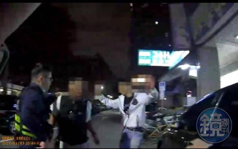 警方迅速出動快打部隊，救出林男。（讀者提供）