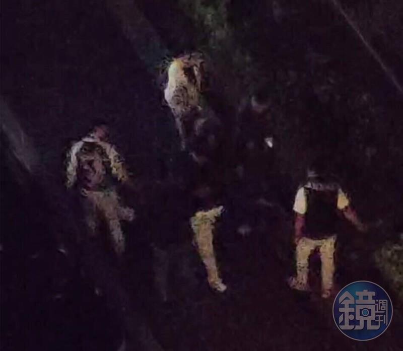 黃男等6人因債務協商破裂，當街毆打林姓男子。（讀者提供）