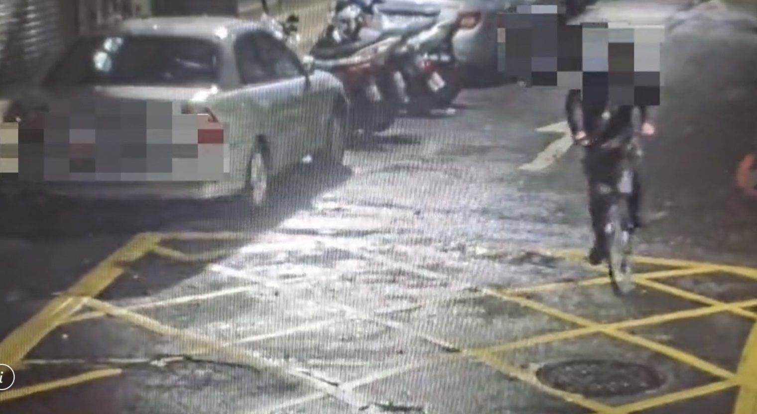 黃姓腳踏車男子「乾洗」醉倒民眾皮夾後，躲進巷弄內搜刮財物。（翻攝畫面）