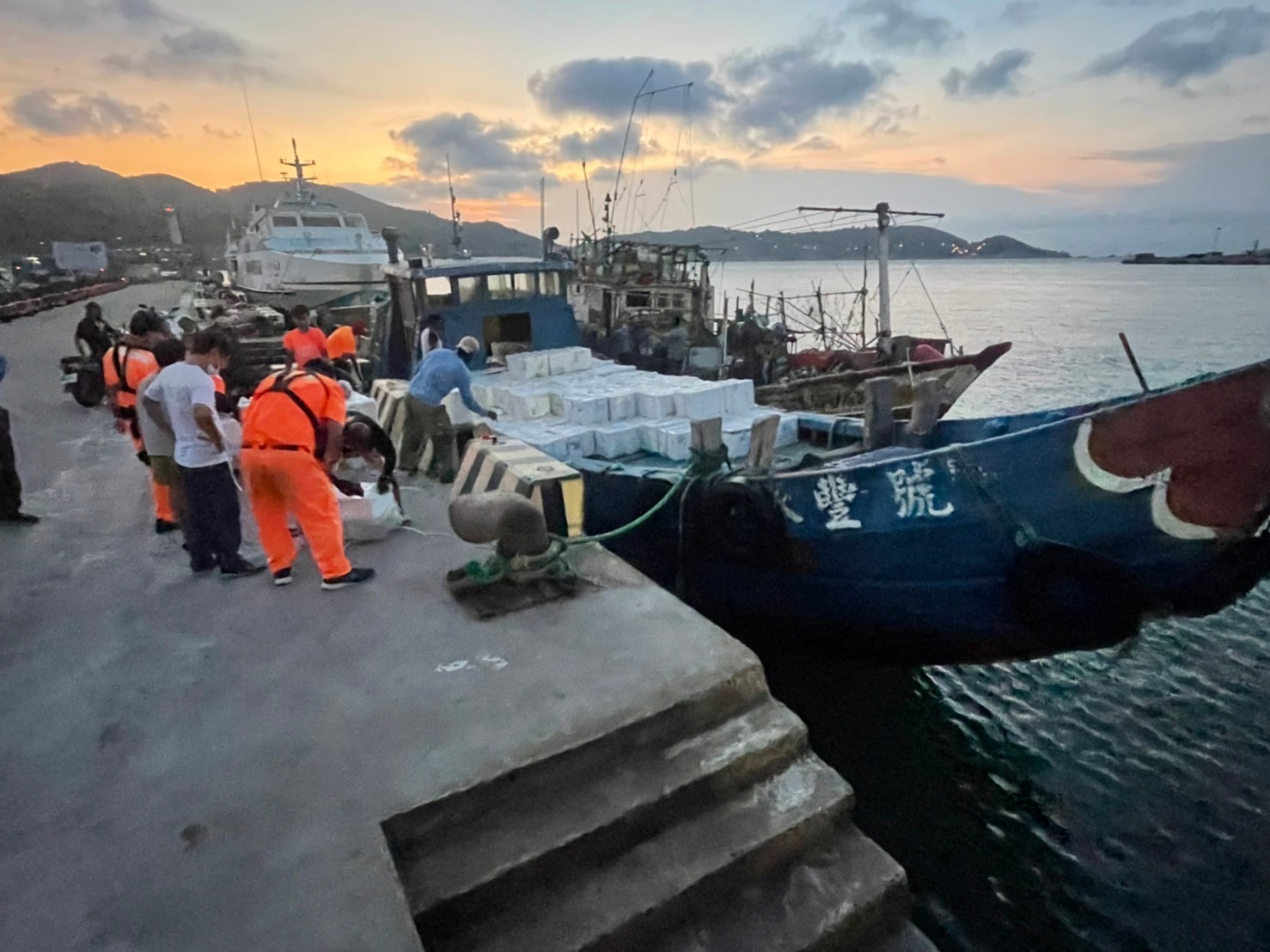 海巡署挨批早已掌握情資卻未積極蒐證。圖為海巡登船查緝走私龍蝦。（洪申翰辦公室提供）