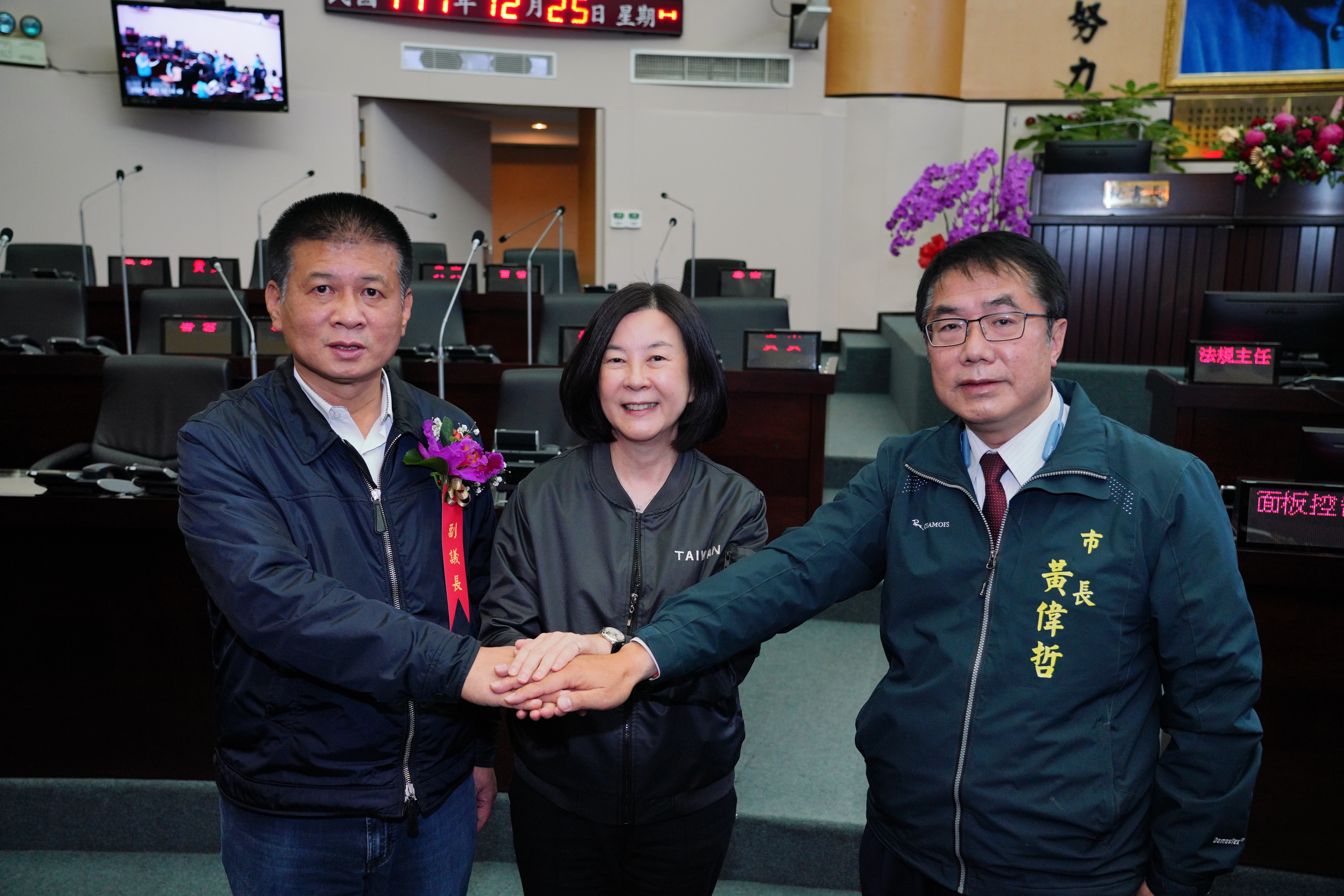 台南正副議長選舉涉賄，正副議長邱莉莉（中）、林志展（左）分以50萬、20萬元交保。（本刊資料照）