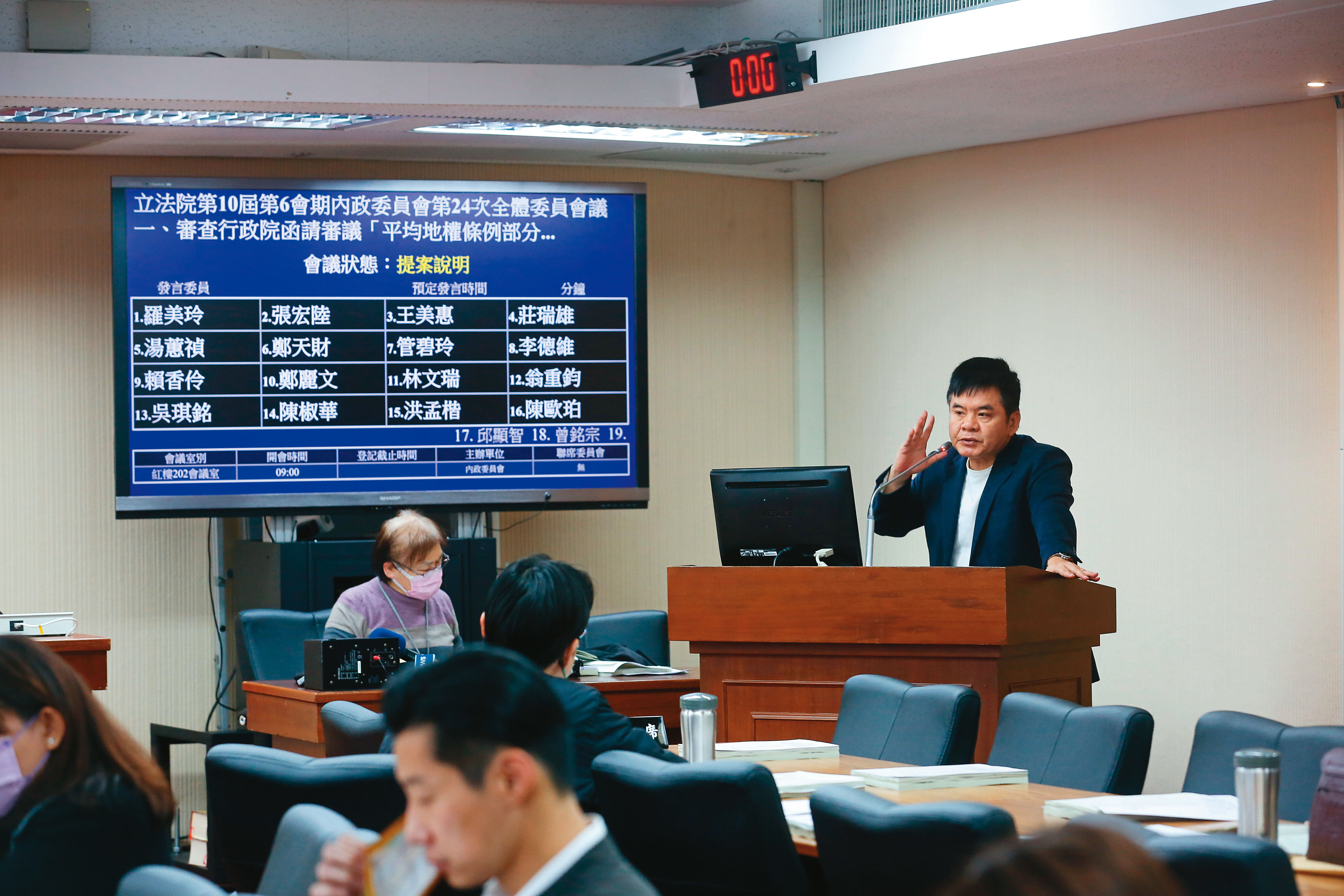 《平均地權條例》修正案初審過關，政策利空籠罩，房市雪上加霜。