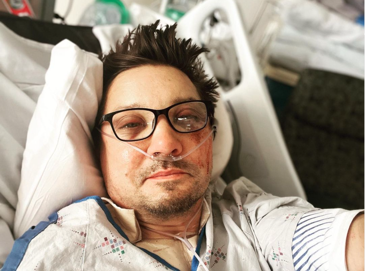 傑瑞米雷納躺在病床上自拍跟粉絲報平安。（翻攝自Jeremey Renner官方Instagram）