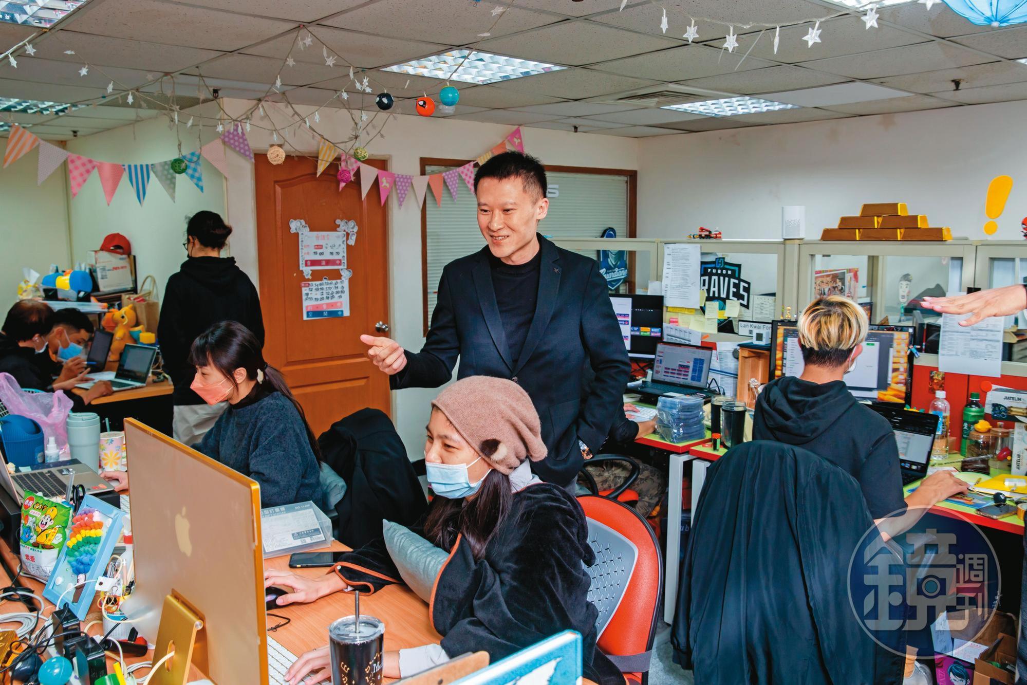 謝銘杰當初創業時是只有3人的小公司，如今據點分布北、中、南及中國，員工超過百人。
