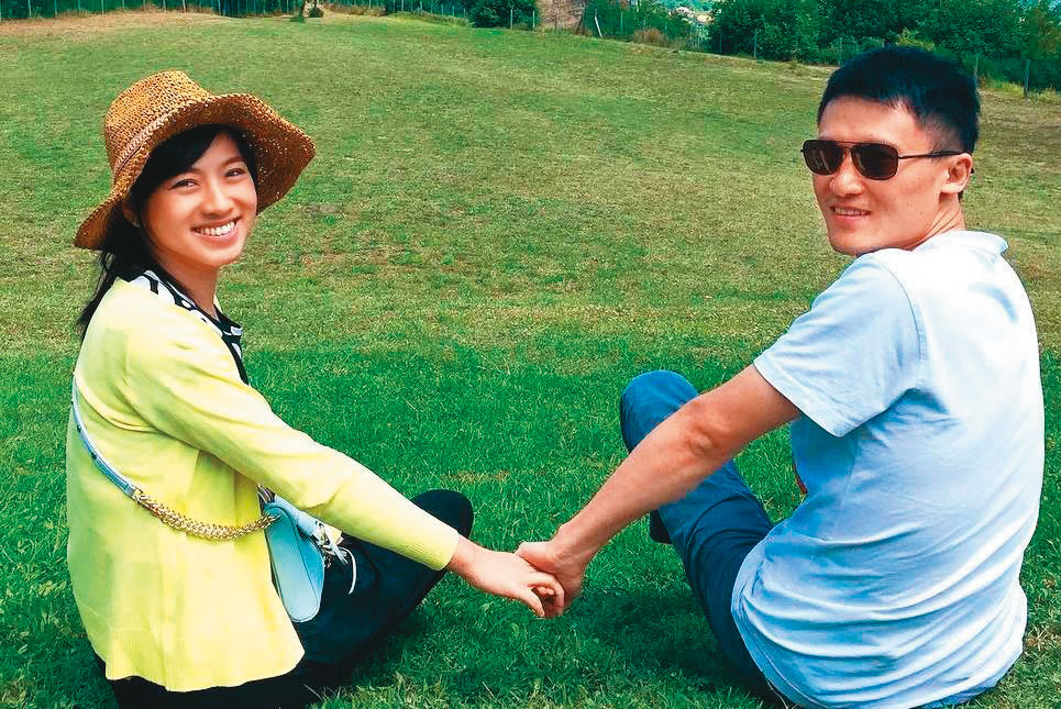 2014年與藝人米可白（左）結婚，讓尾牙大王謝銘杰（右）的知名度更高。2人已於2019年和平離婚。（翻拍自米可白臉書）