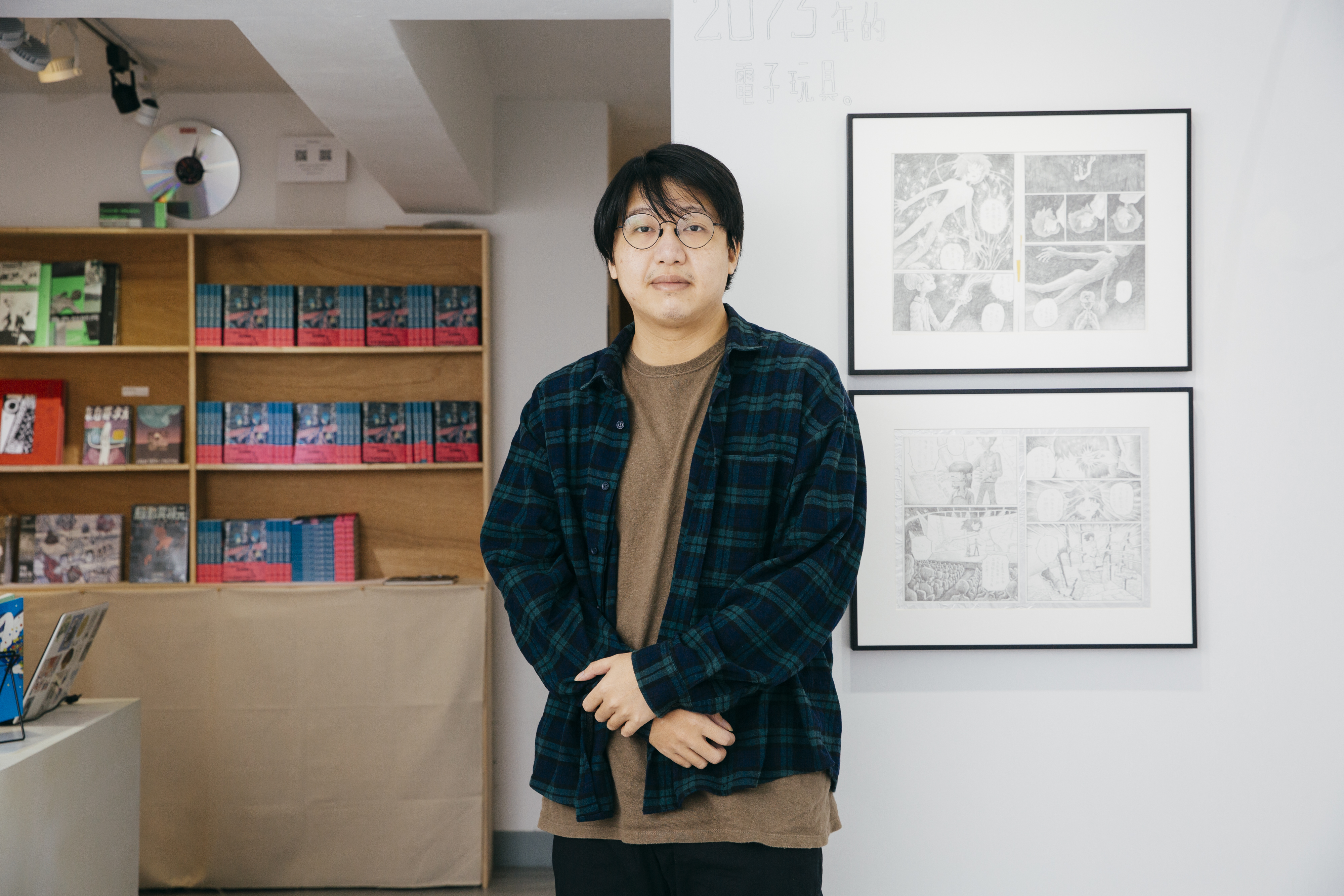 《2073年的電子玩具》是日安焦慮第一部長篇商業漫畫作品。