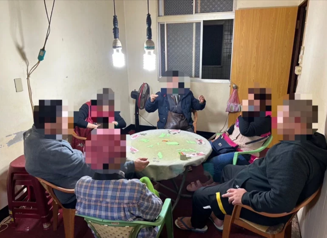 警方查獲七堵區一舊公寓私設賭場。(翻攝畫面)