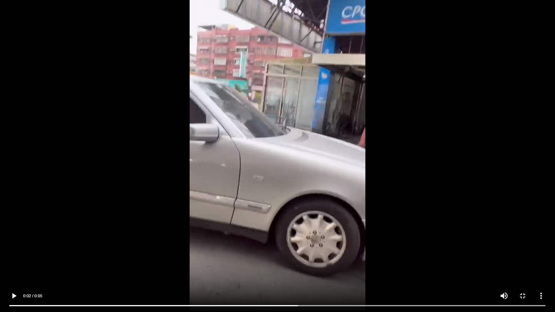 一名婦女下車「人肉插隊」,只為了讓自家車子「搶先」洗車。(翻攝自爆料公社)