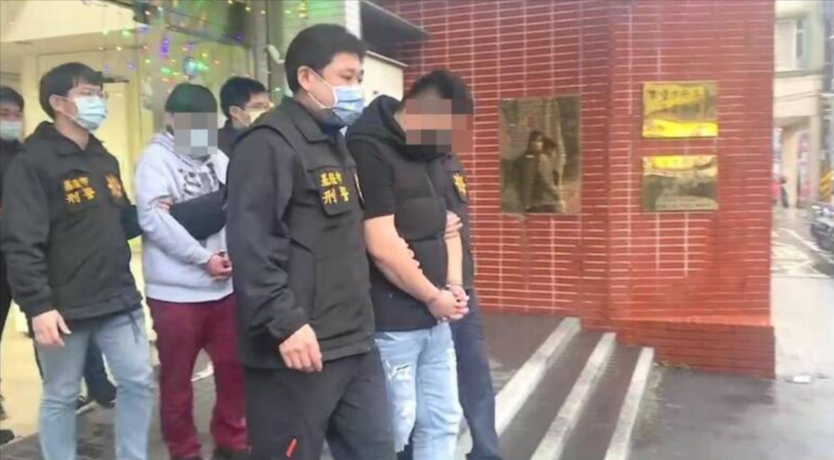 程姓男子夥同許、陳姓友人佯裝成警察搶劫，遭移送法辦。（翻攝畫面）