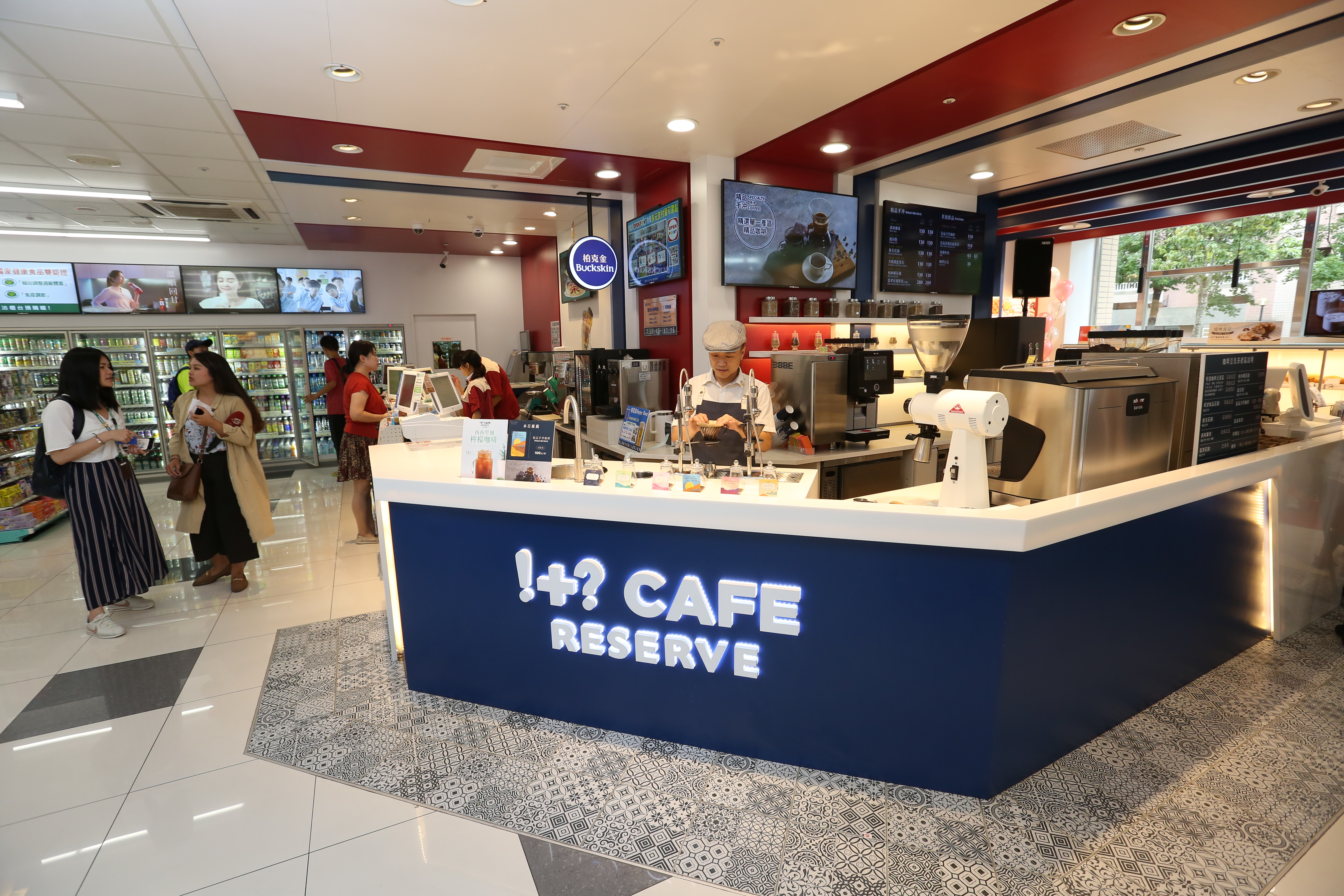 7-11便利商店的OPEN POINT行動隨時取推出兔年5大咖啡飲品優惠。(本刊資料照)