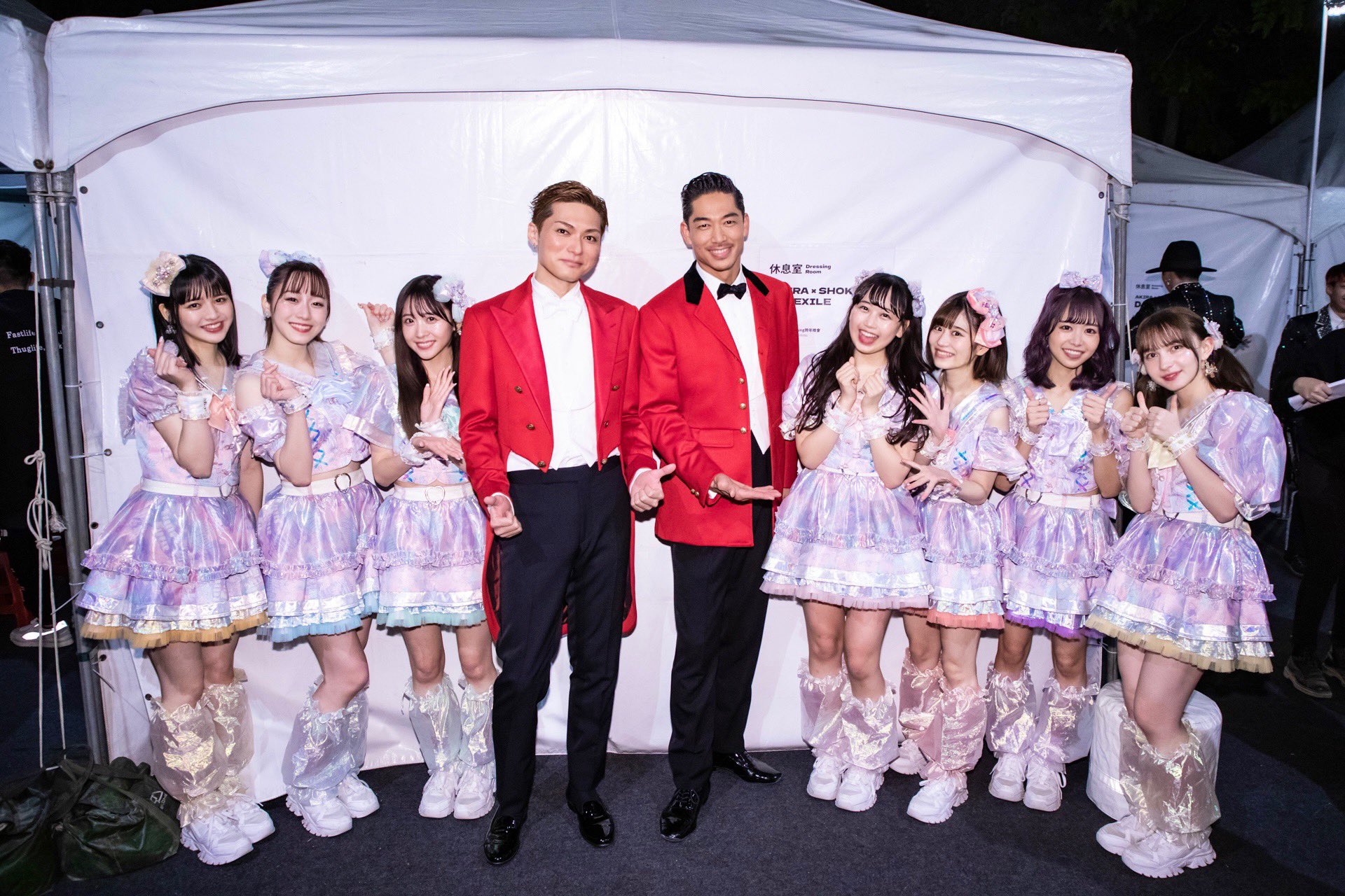 FRUITS ZIPPER在台南跨年演唱會與前輩EXILE放浪兄弟AKIRA（中右）和SHOKICHI開心合照。（翻攝FRUITS ZIPPER官方推特）