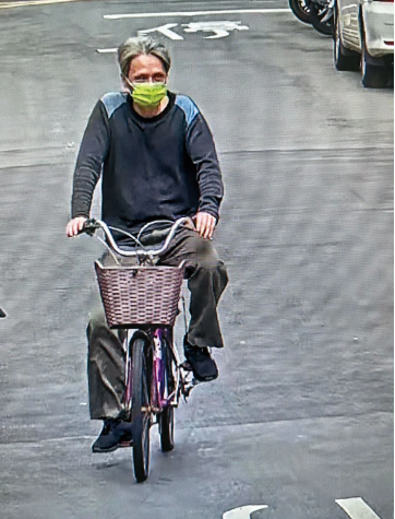 涂明朗平時皆以腳踏車代步。(翻攝畫面)