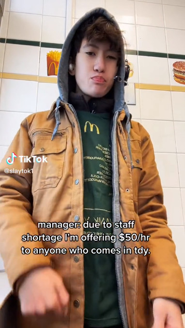 美國某間麥當勞分店員工開心在TikTok自拍影片,炫耀單日賺到新台幣2.6萬高薪。(翻攝抖音@slaytok1)