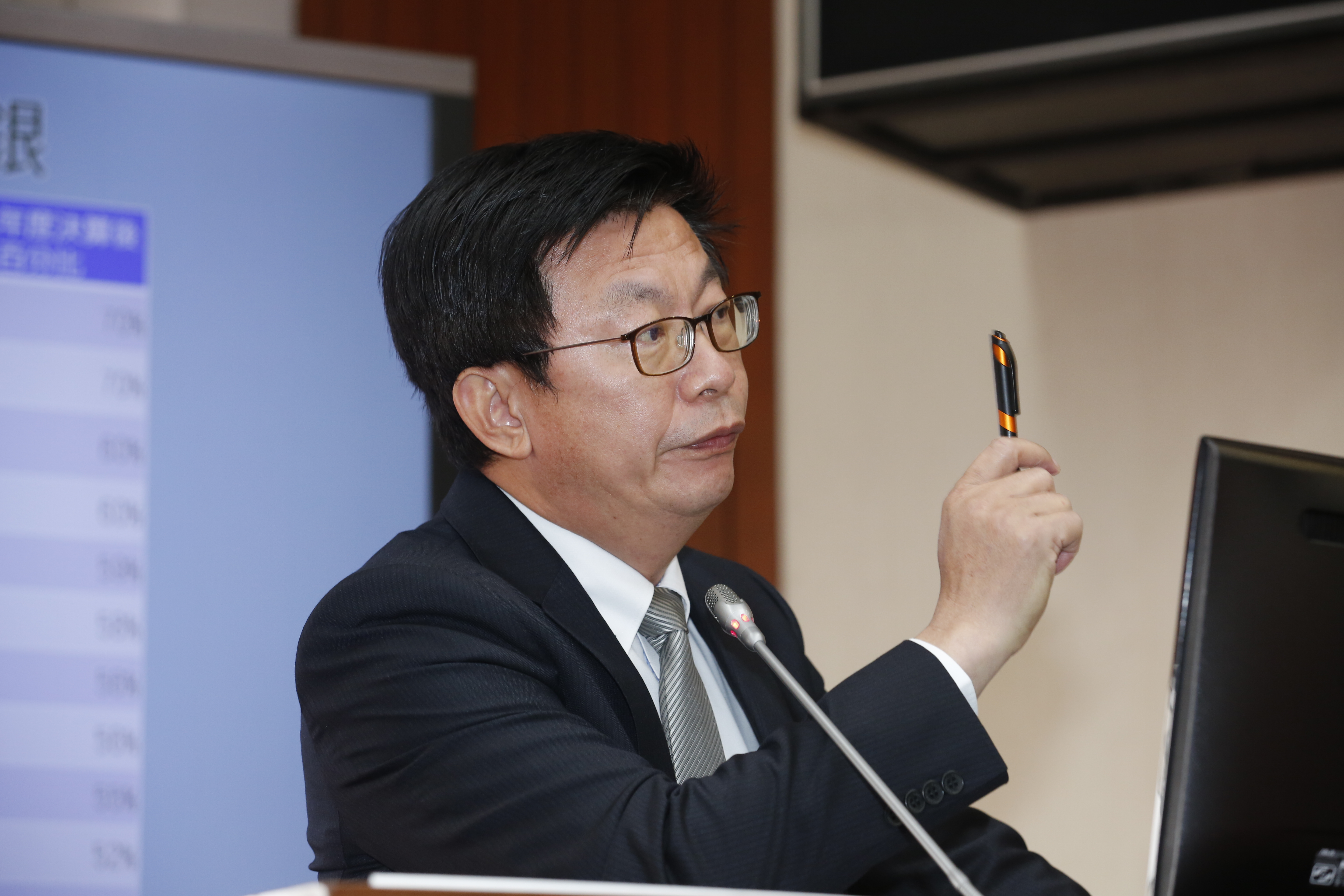 政府宣布普發6,000元現金，綠委郭國文回應，「打算落實我自己的主張，將我與家人的6,000元全部捐出」。（本刊資料照）