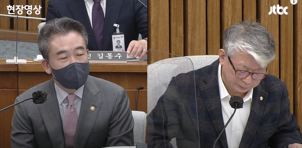 南韓警察廳長尹熙根（左）在國會聽證會上，對自己休假飲酒導致未第一時間接獲「梨泰院踩踏事件」採取強硬立場。（翻攝自JTBC News YouTube頻道）