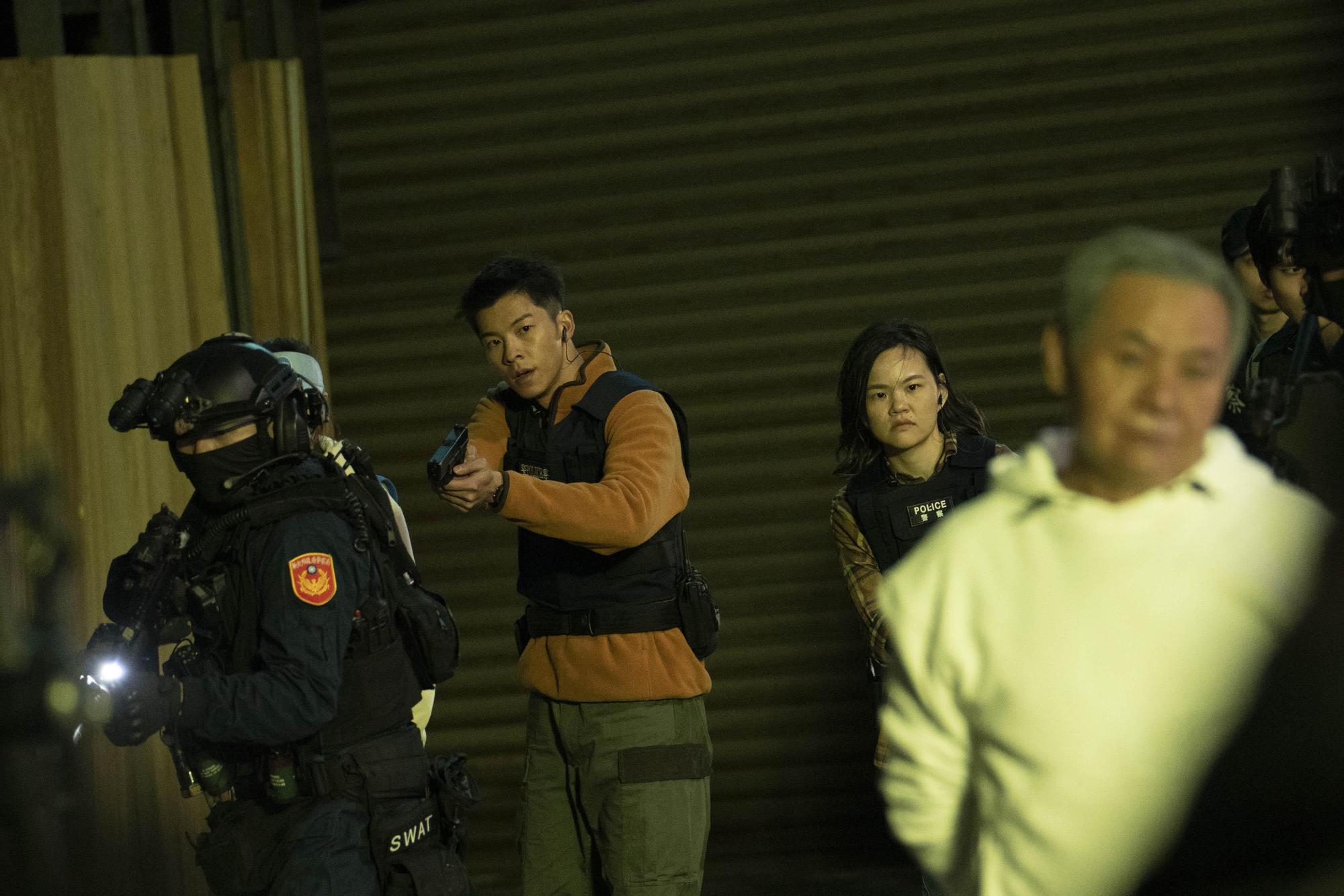 首度飾演警察令許光漢感到很過癮,穿上制服拿起槍更是興奮。(金盞花大影業提供)
