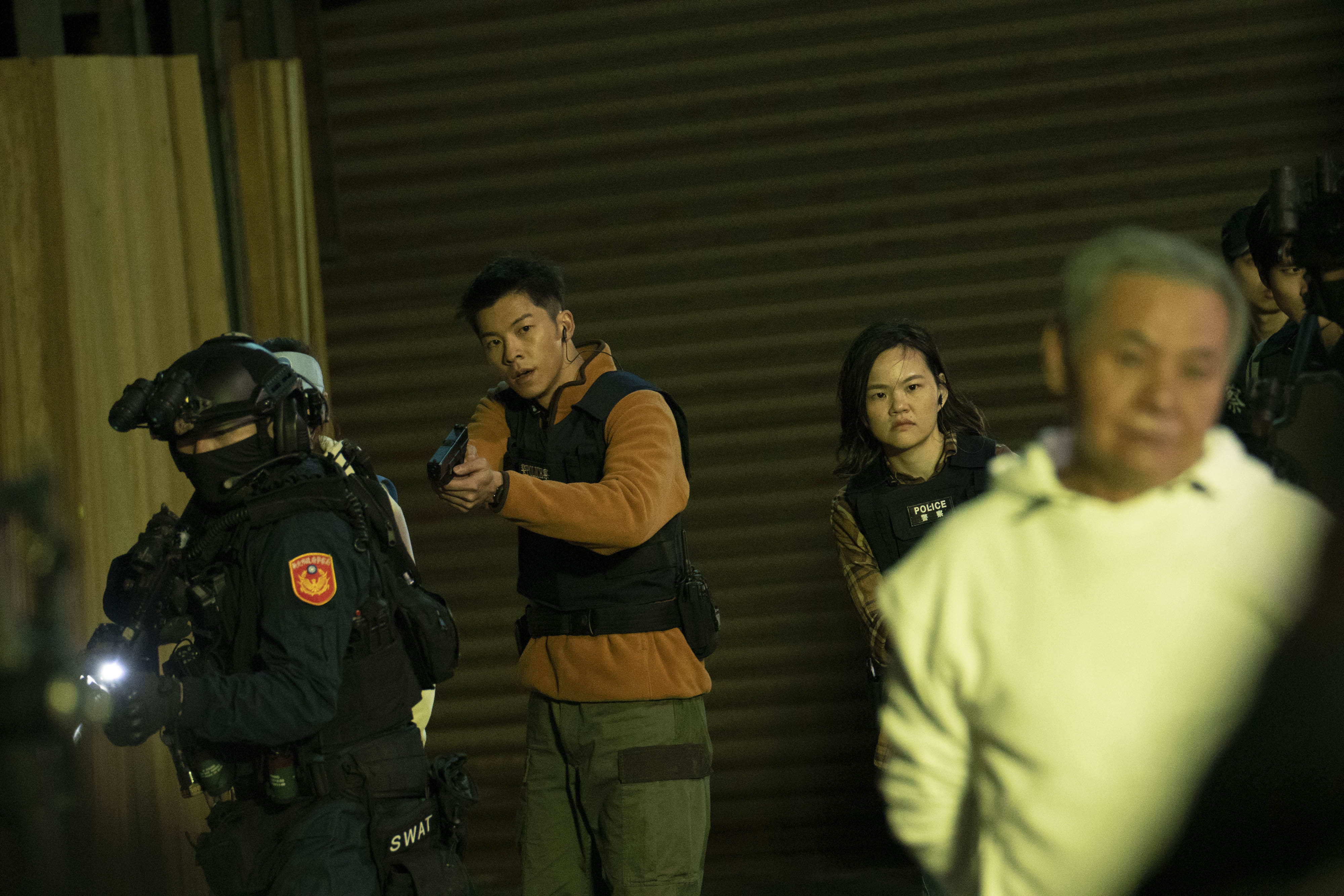 首度飾演警察令許光漢感到很過癮,穿上制服拿起槍更是興奮。(金盞花大影業提供)
