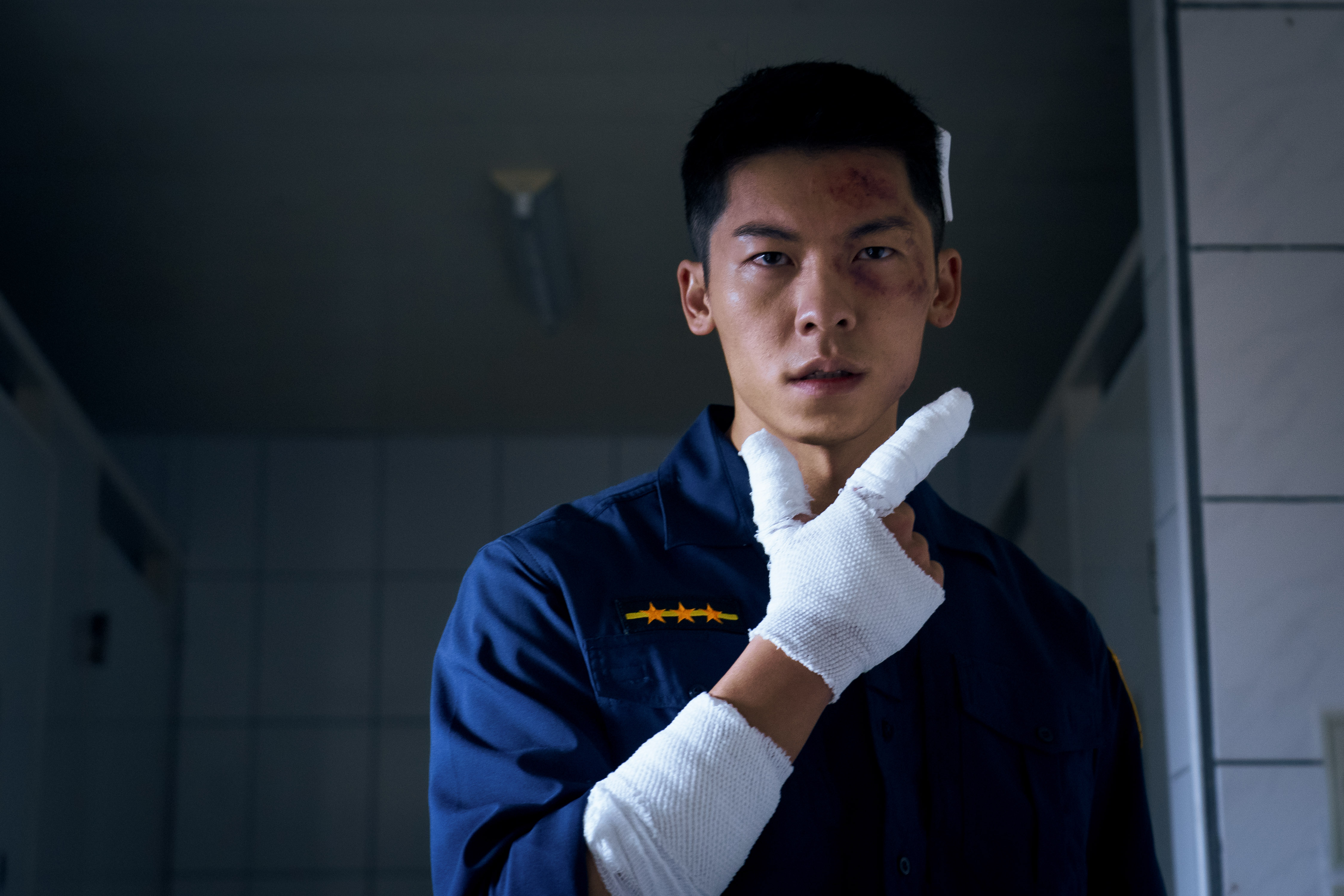 許光漢從斯文男神形象變身黝黑鋼鐵直男，戲路做了極大突破。（金盞花大影業提供）