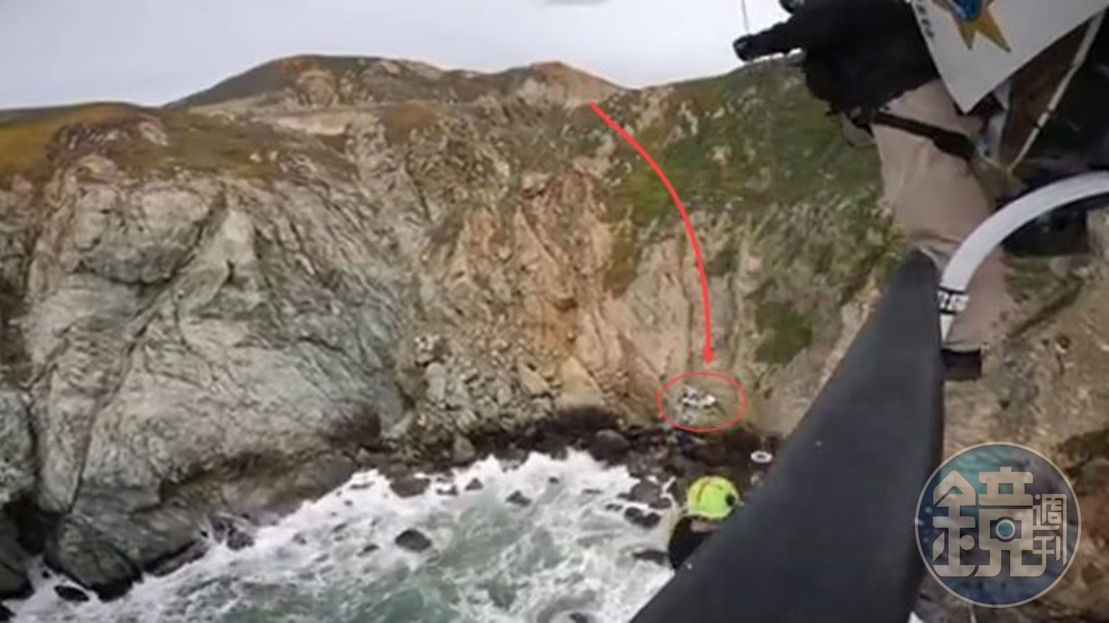 【震撼片】特斯拉墜崖解體 一家四口重摔90公尺！結局太驚人 鏡週刊 Mirror Media