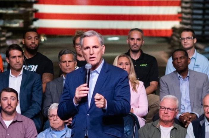 眾議院多數黨領袖麥卡錫（Kevin McCarthy）在3輪投票中沒能拿到當選門檻218票，眾議院陷入停擺。（翻攝Kevin McCarthy推特）
