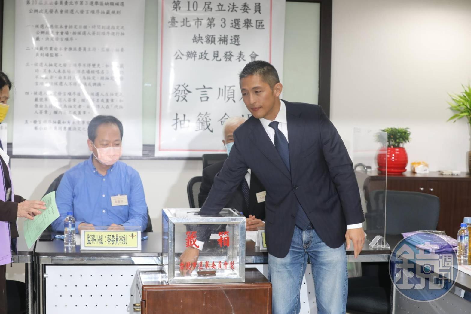 吳怡農籤運頗佳,除了競選號次抽到1號,今發言順序也抽到1號。