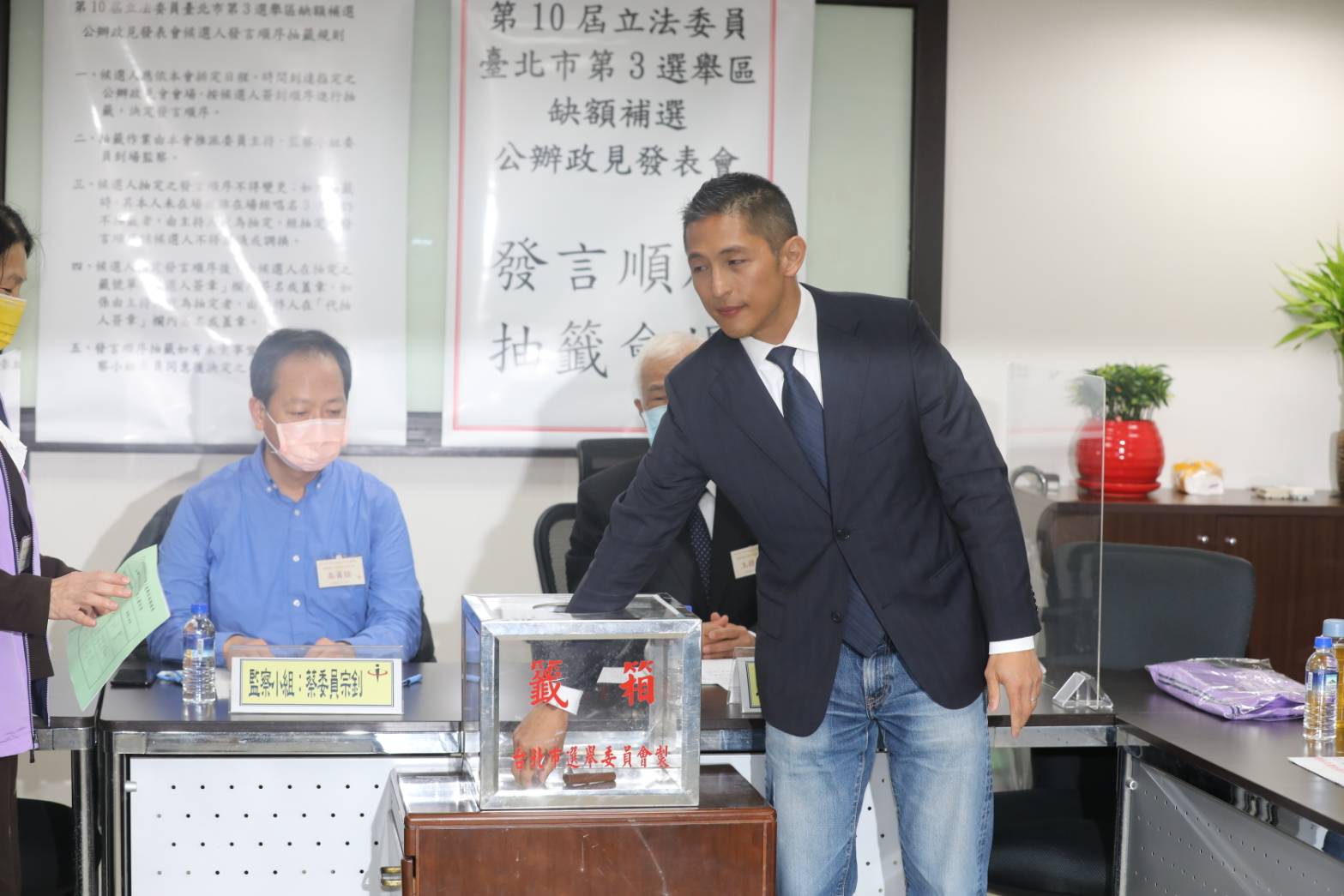 吳怡農籤運頗佳,除了競選號次抽到1號,今發言順序也抽到1號。