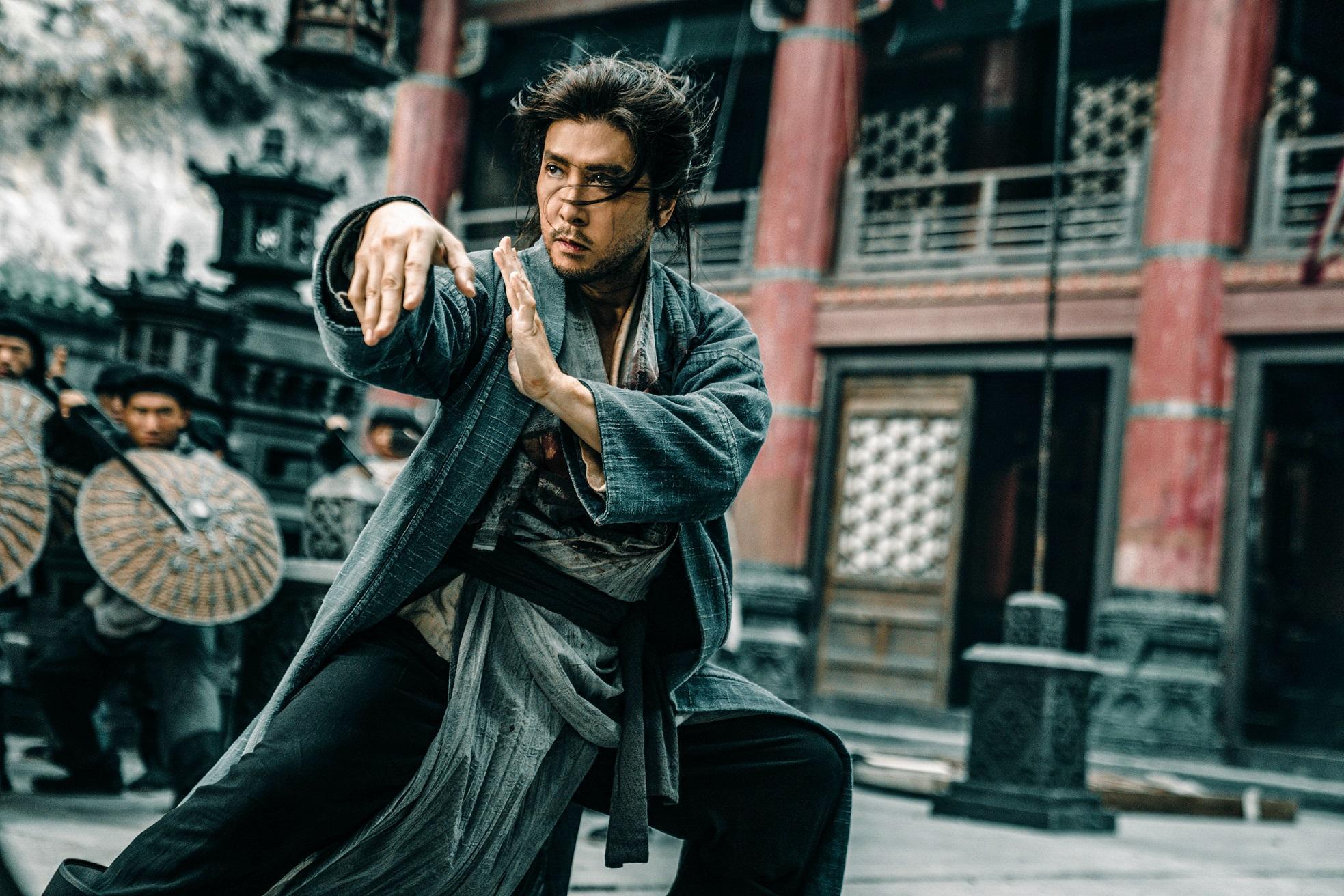 甄子丹自導自演新片《天龍八部之喬峰傳》，他飾演的喬峰武術蓋世，降龍十八掌尤為絕技。（華映）
