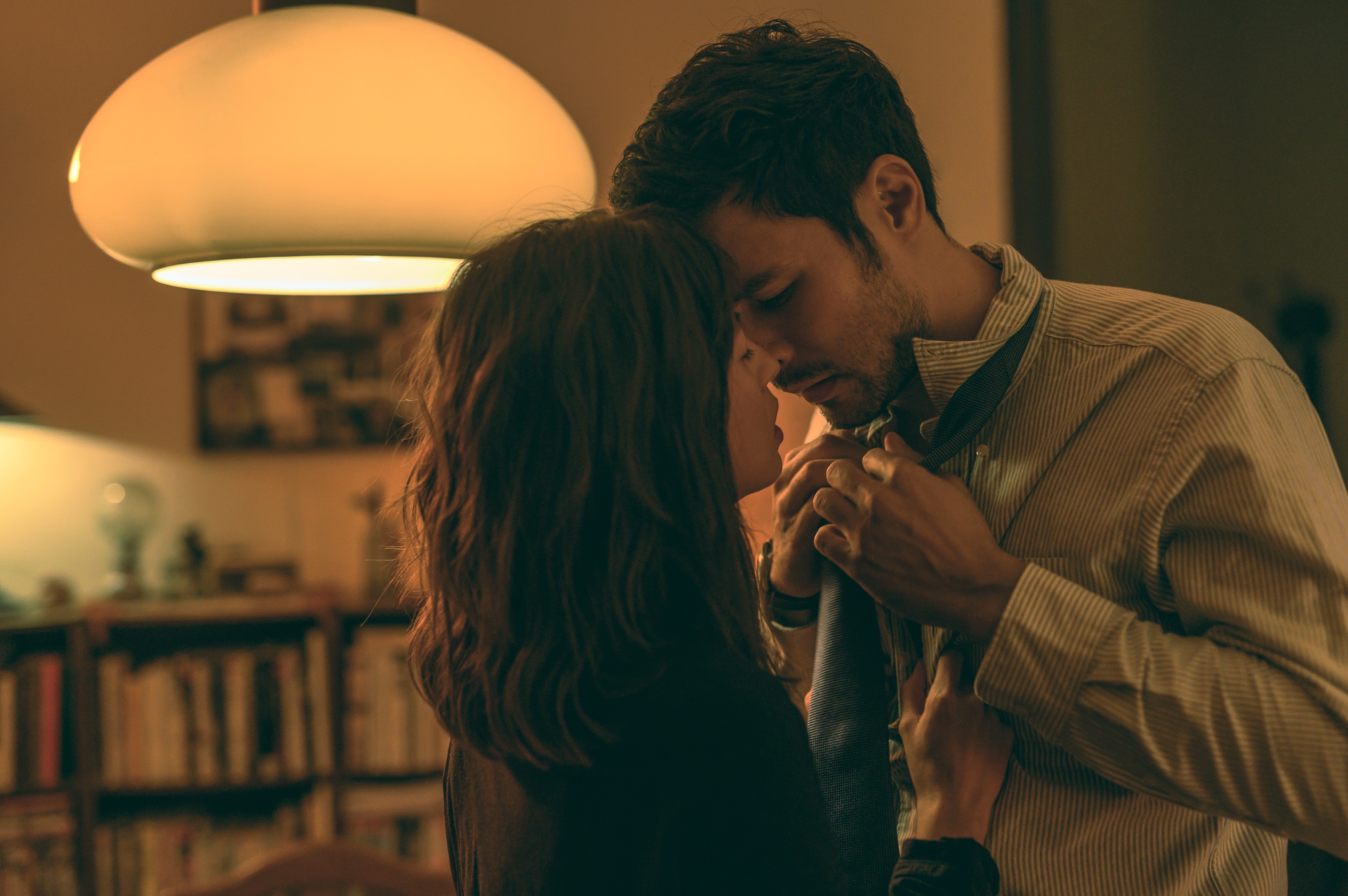 鳳小岳和林予晞在劇中有場親密對手戲。（Disney+提供）