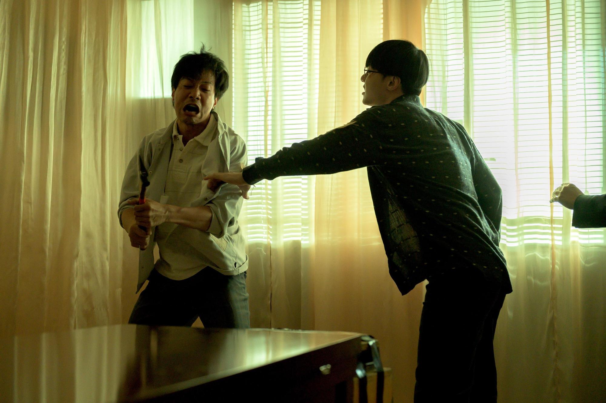 仕凌(左)和施柏宇在《台灣犯罪故事》單元一〈出軌〉中飾演林家兄弟檔。(Disney+提供)