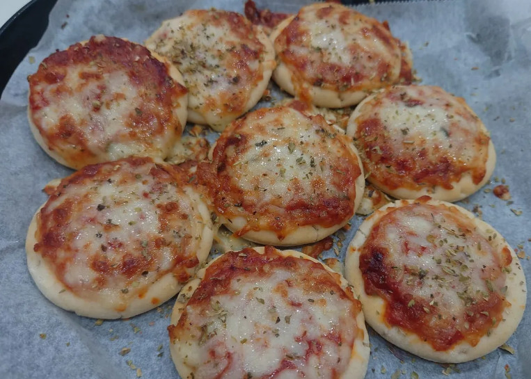 網友分享「瑪格麗特迷你Pizza」剛出爐的成品照。(翻攝臉書社團「Costco好市多商品經驗老實說」)