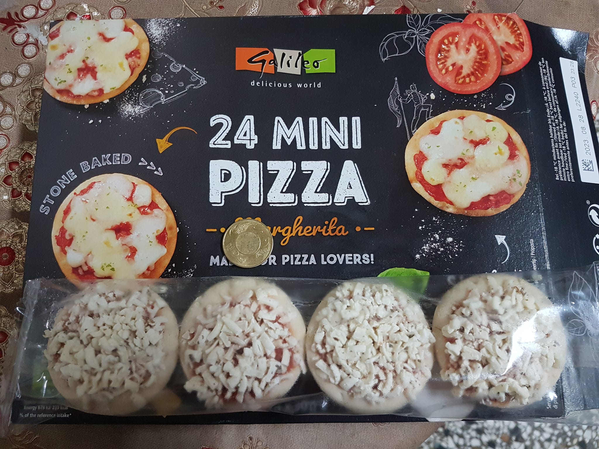 網友貼出「瑪格麗特迷你Pizza」包裝外盒,一旁擺放50元硬幣對比大小。(翻攝臉書社團「Costco好市多商品經驗老實說」)
