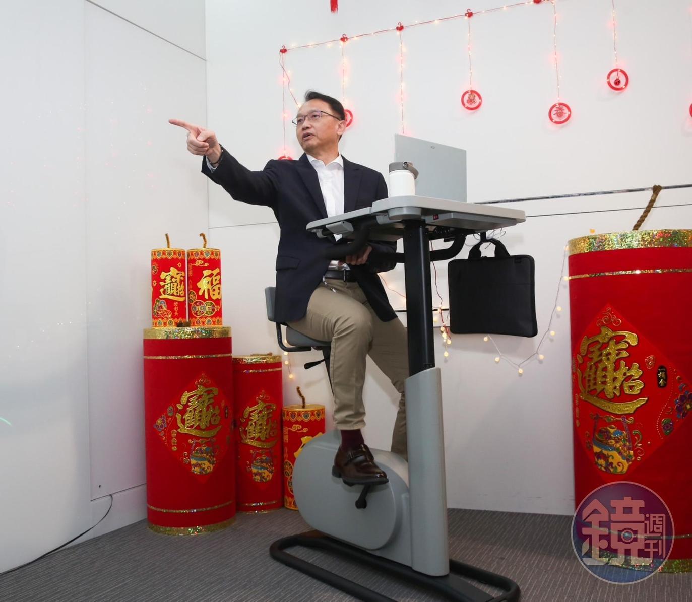 陳俊聖親自示範eKinekt酷騎桌，預告將推廣至咖啡廳和民宿。