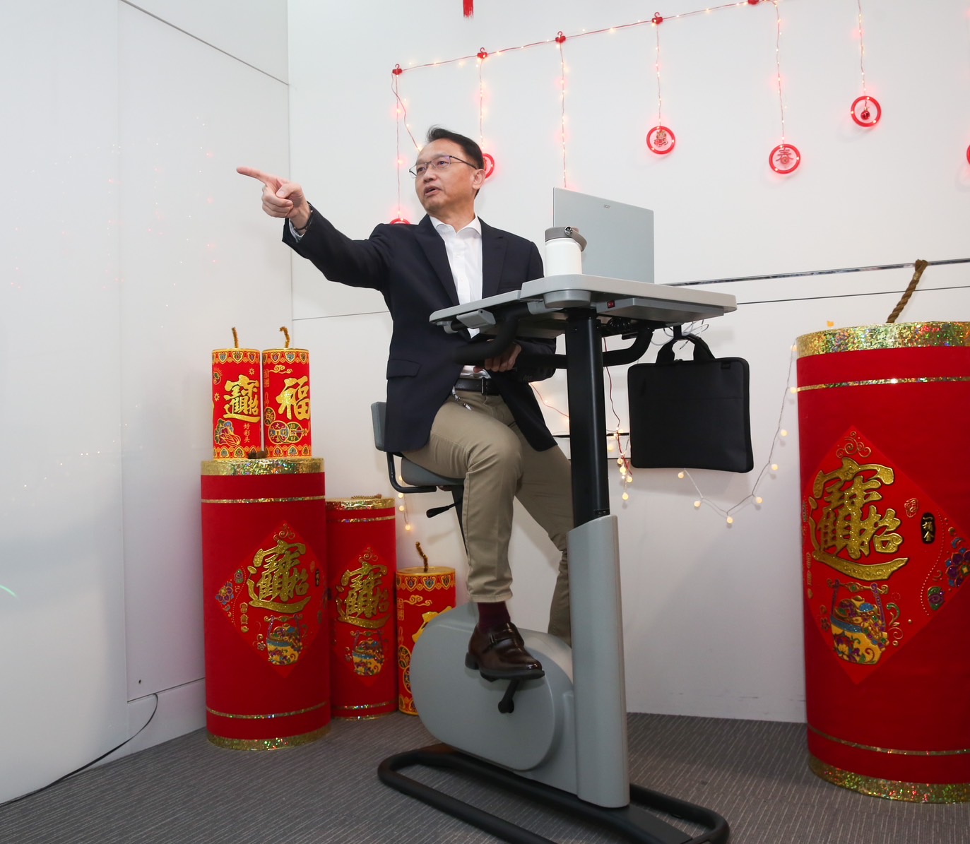 陳俊聖親自示範eKinekt酷騎桌，預告將推廣至咖啡廳和民宿。