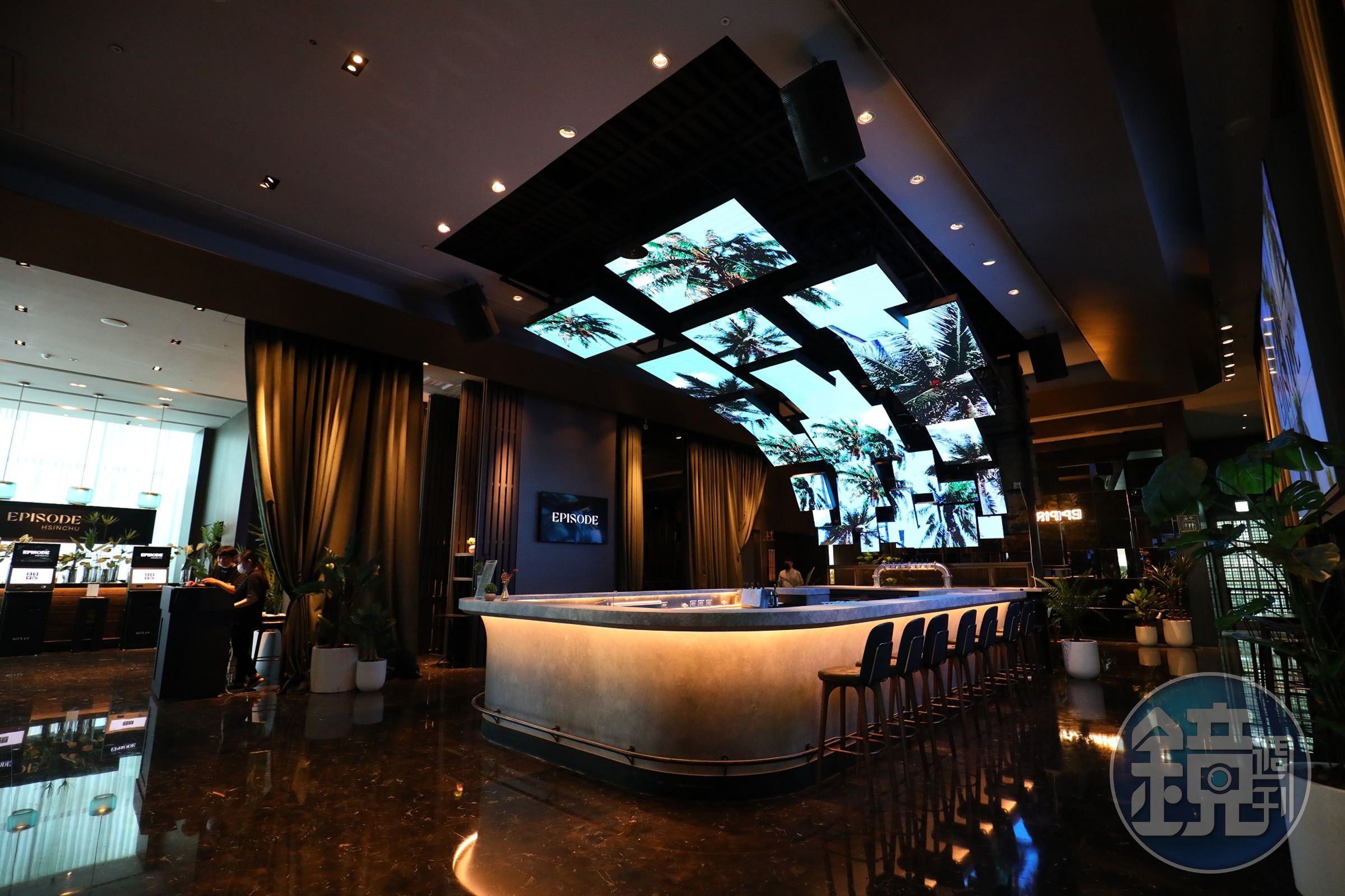 「新竹伊普索酒店」走時髦科技的路線，一進門以Bar作為視覺核心。