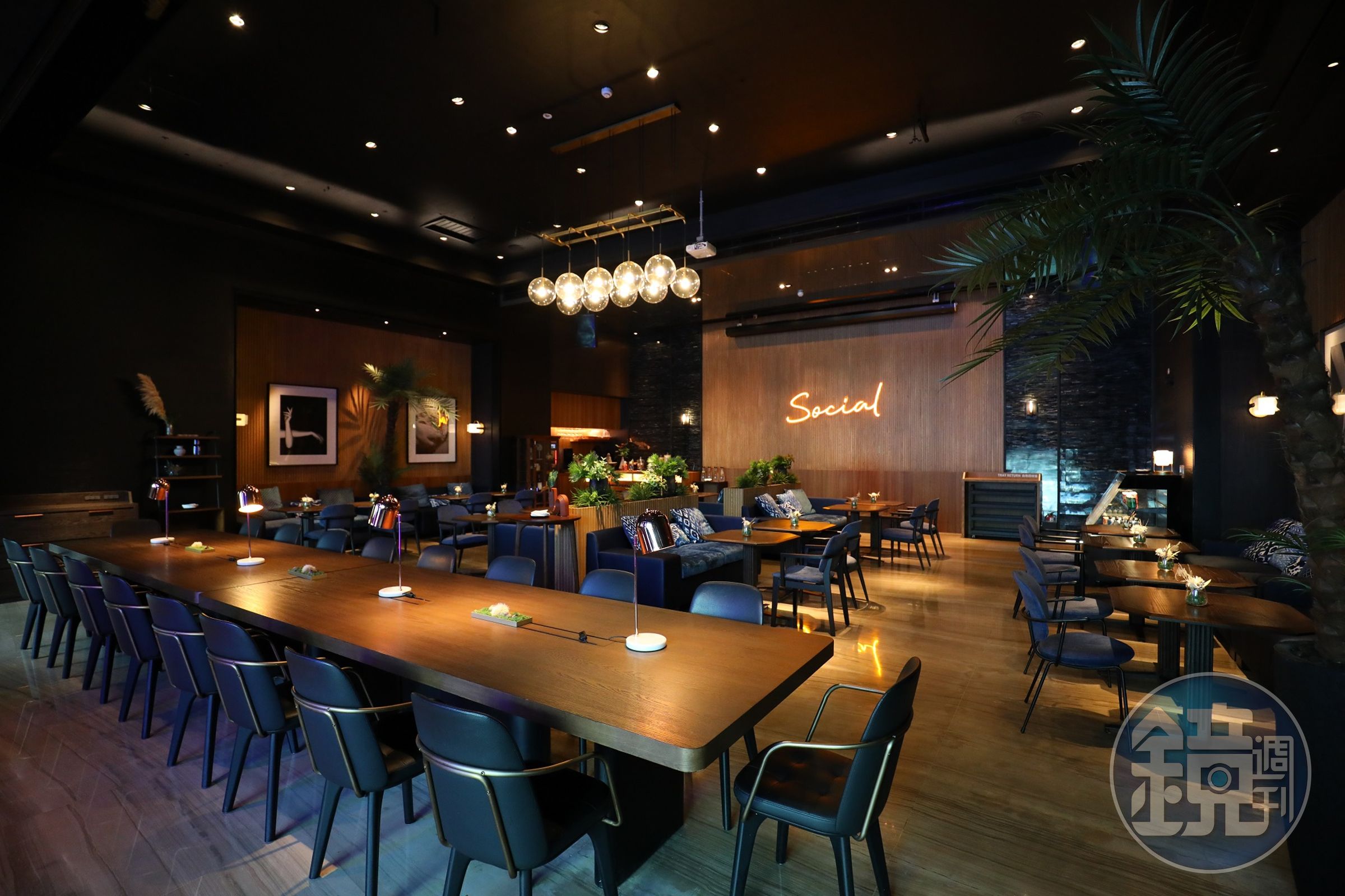 同樣由林泉規劃餐飲的「SOCIAL Lounge 」，每位旅客皆可以在此享用全天候的免費飲料、小點、快速的網路系統、充電服務。