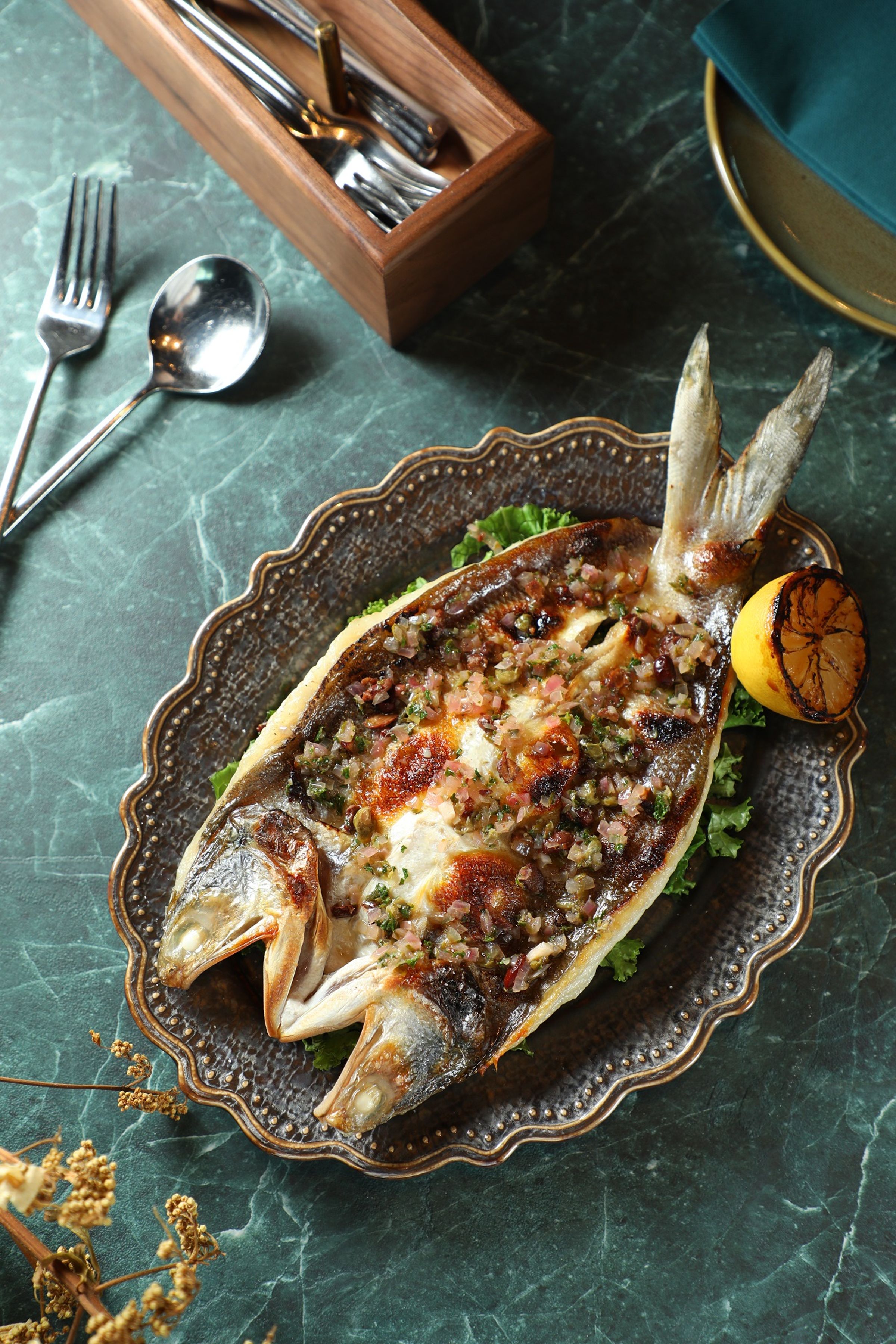 「炙烤午仔魚」加入豆豉酸豆奶油醬，增添一些中式的元素。（980元／份）