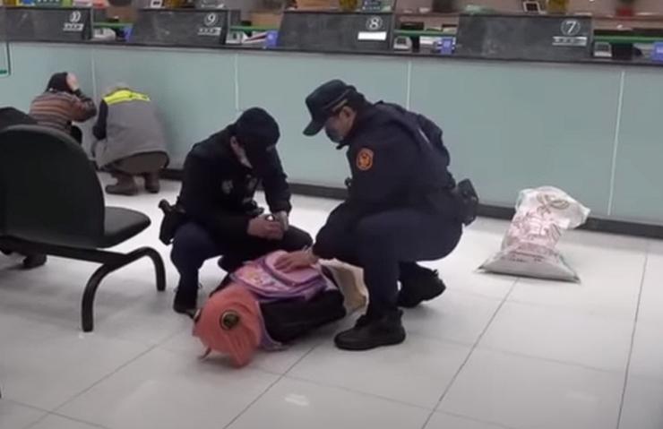 支援警力趕到，學壞的安妮亞被抓了。（翻攝畫面）