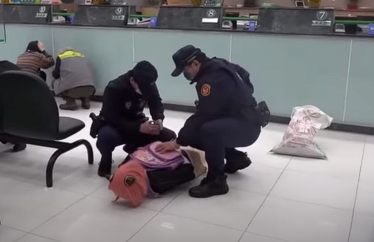 支援警力趕到,學壞的安妮亞被抓了。(翻攝畫面)