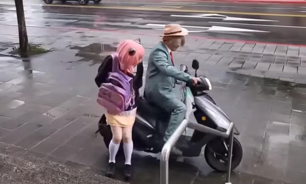 扮裝成安妮亞和黃昏的搶匪騎機車來搶銀行。（翻攝畫面）