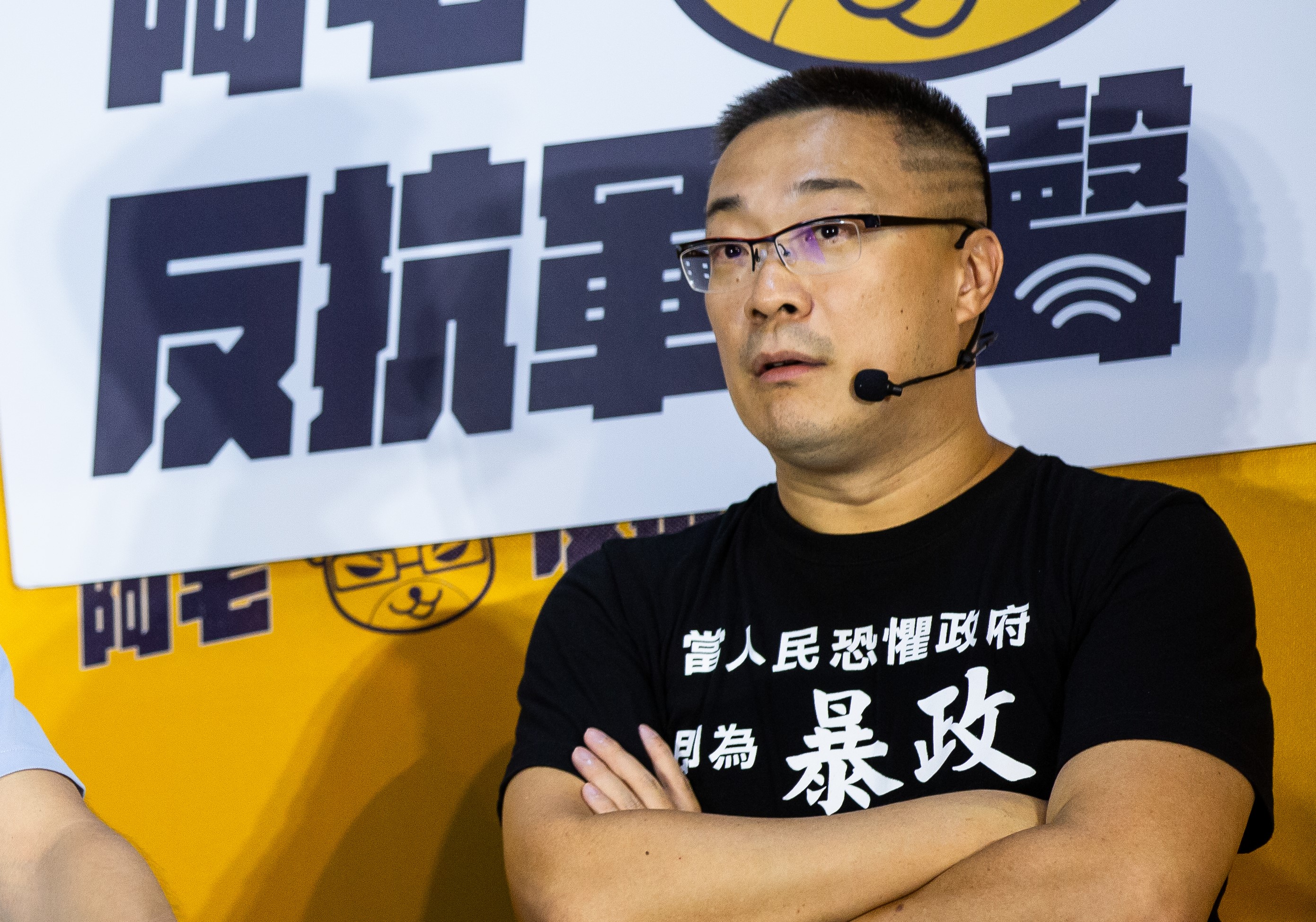 朱學恒斜槓主持人、名嘴、YouTuber，偶爾還會在粉專賣自製T恤。（本刊資料照）