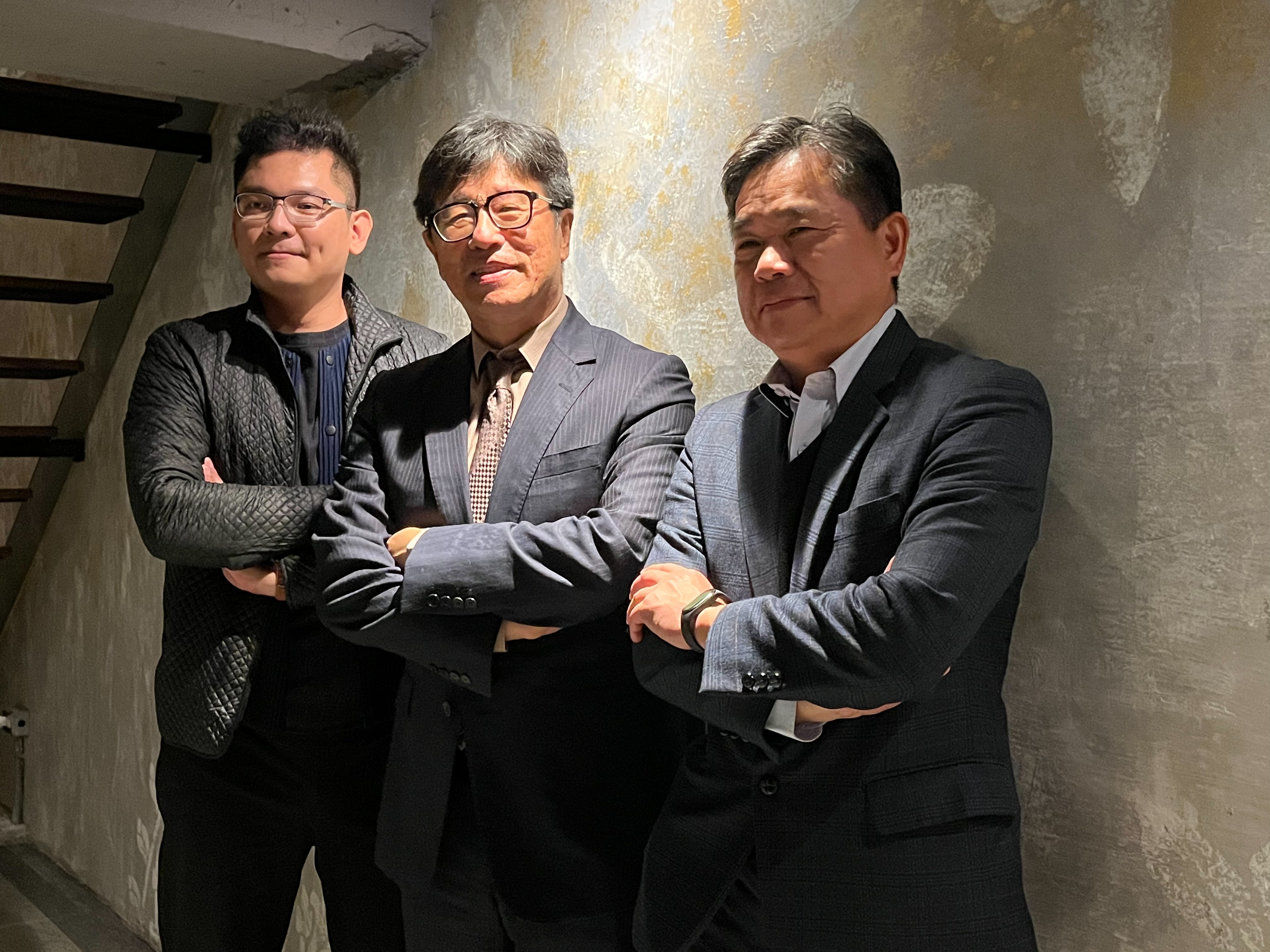 太陽能光電產業永續發展協會理事長蔡佳晋（中）呼籲，為達成2050淨零排放目標，政府應優先規劃國土「能源專區」，簡化土地變更程序，方能加速光電案場的建置。