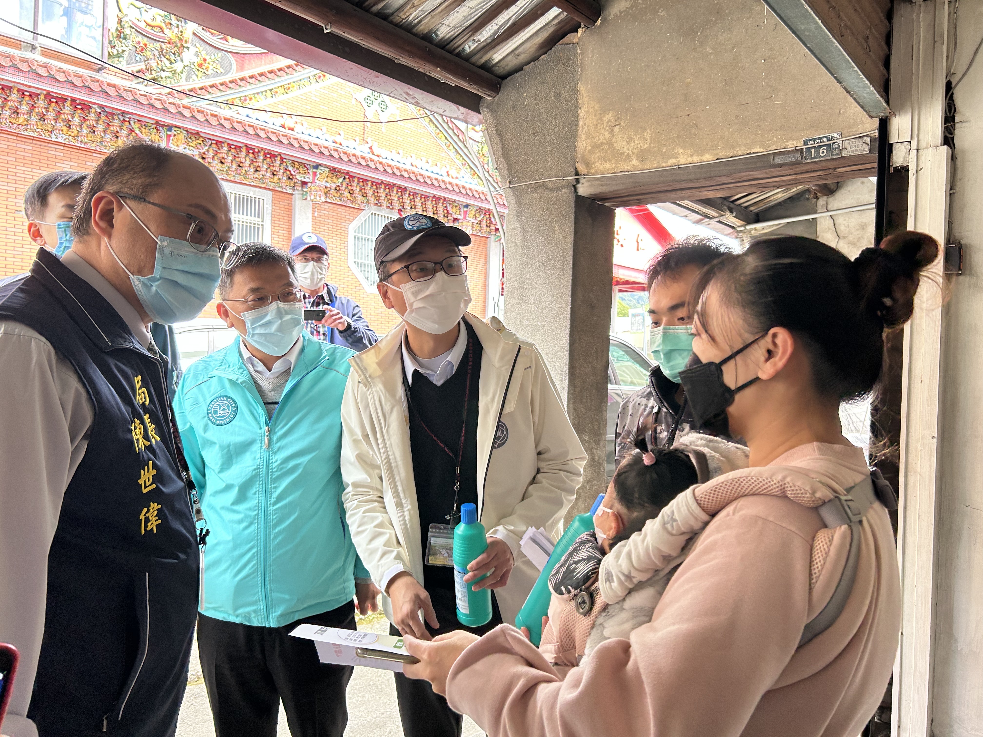 桃市衛生局、環保局長今與大溪區長和當地里長訪視住戶健康狀況及發放漂白水，防治退伍軍人菌蔓延。（桃市衛生局提供）