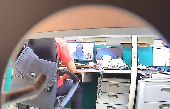 陳姓組長被同事整個月側錄他上班追劇的打混情形。（讀者提供）
