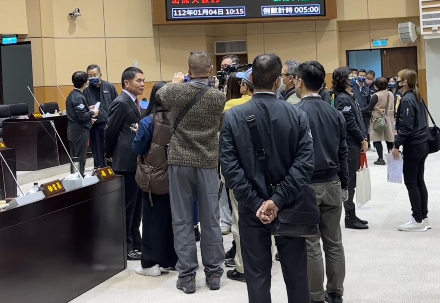 苗栗縣議會4日上午召開臨時會，結果僅1分多鐘就草草結束。（翻攝自曾玟學臉書）