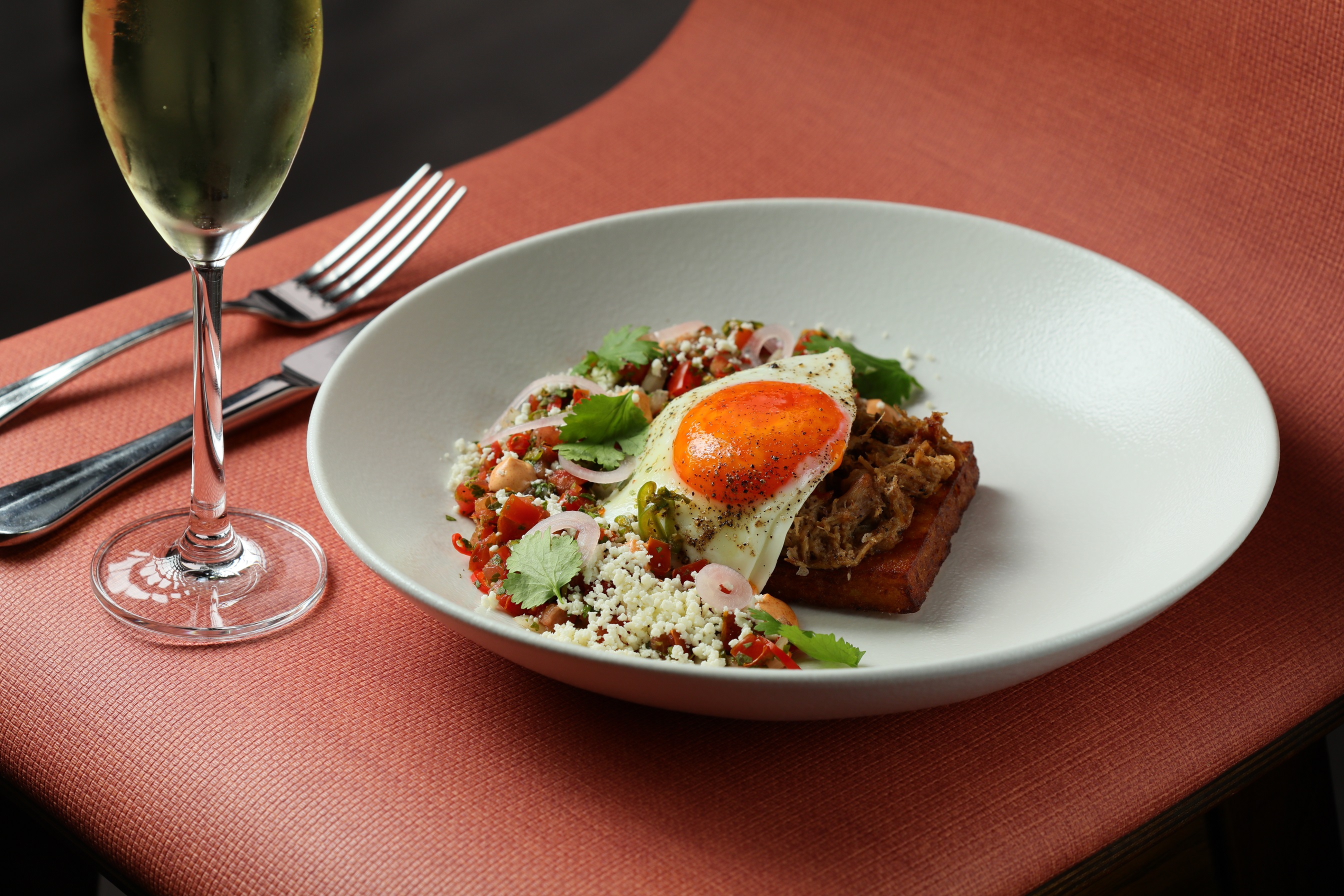 新美式料理「LillA」插旗竹北，從早午餐到深夜全天候供應美食。