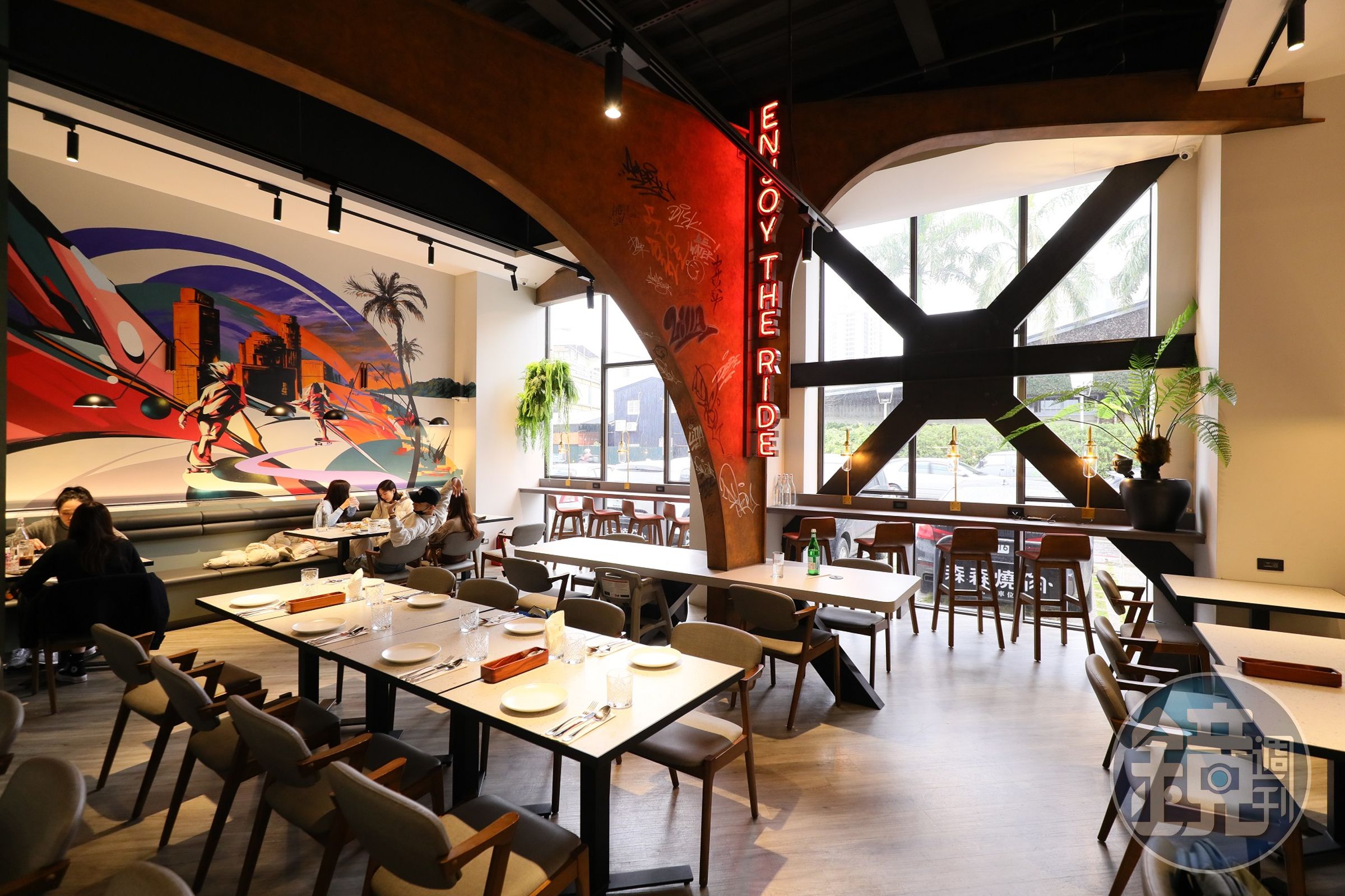 LillA 主打南加州風情的現代美式餐廳,餐廳挑高12公尺,透過大片玻璃窗引進自然天光。