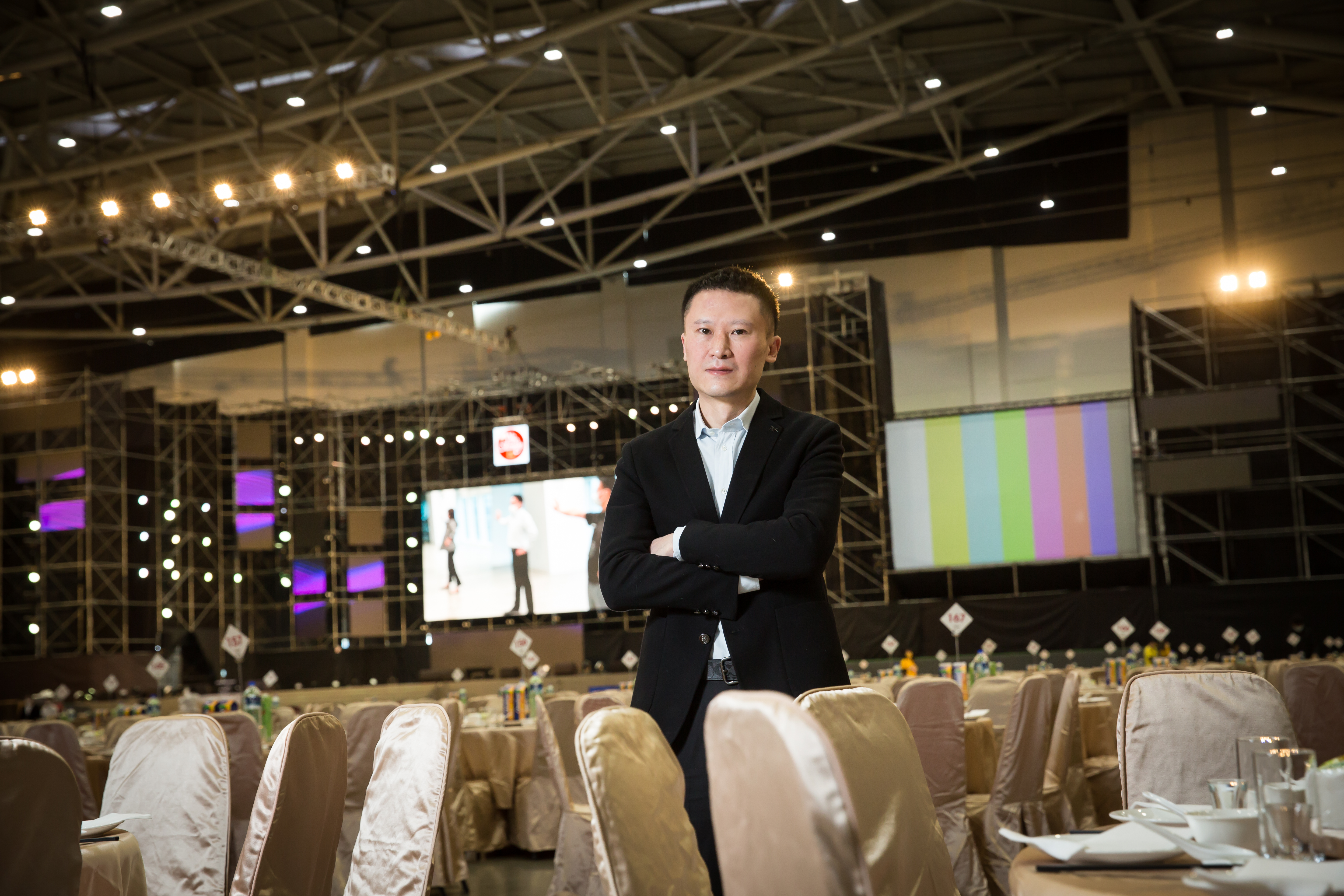 今年42歲的謝銘杰，是全台最大活動公司老闆，被稱為尾牙大王。他高一就輟學，在街頭習得求生本領，而他的成功哲學，是投入就有出路。